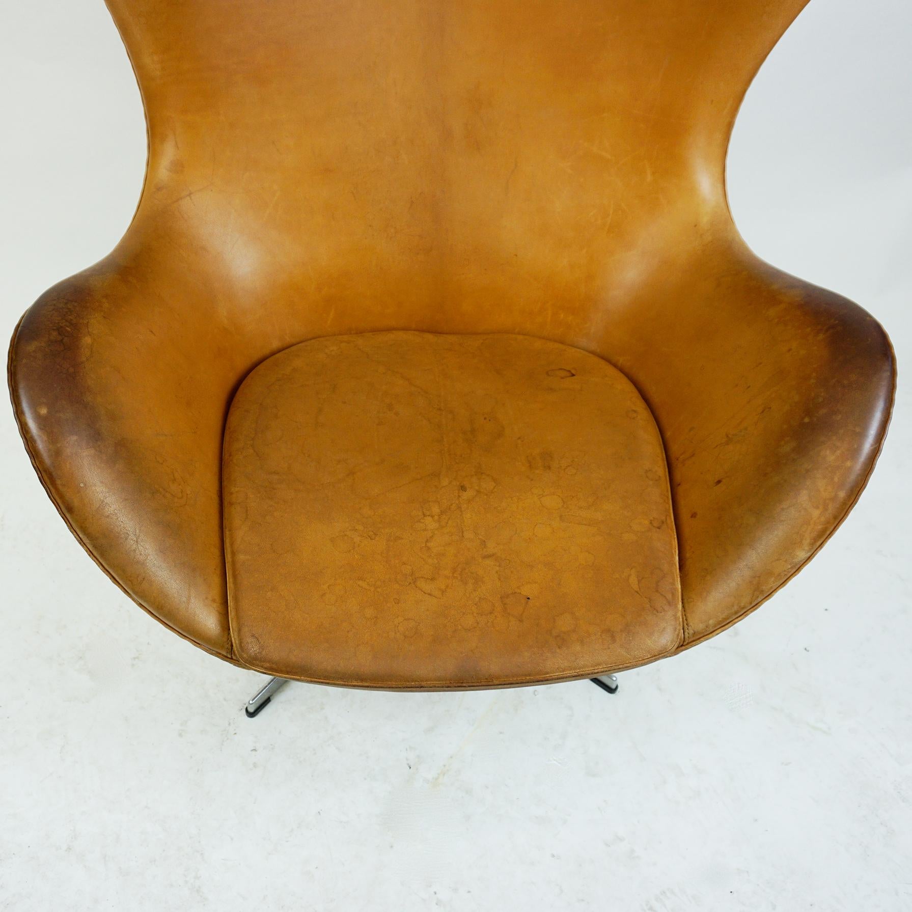 Cognac Leather Egg Chair, Mod. 3317 by Arne Jacobsen for Fritz Hansen 3