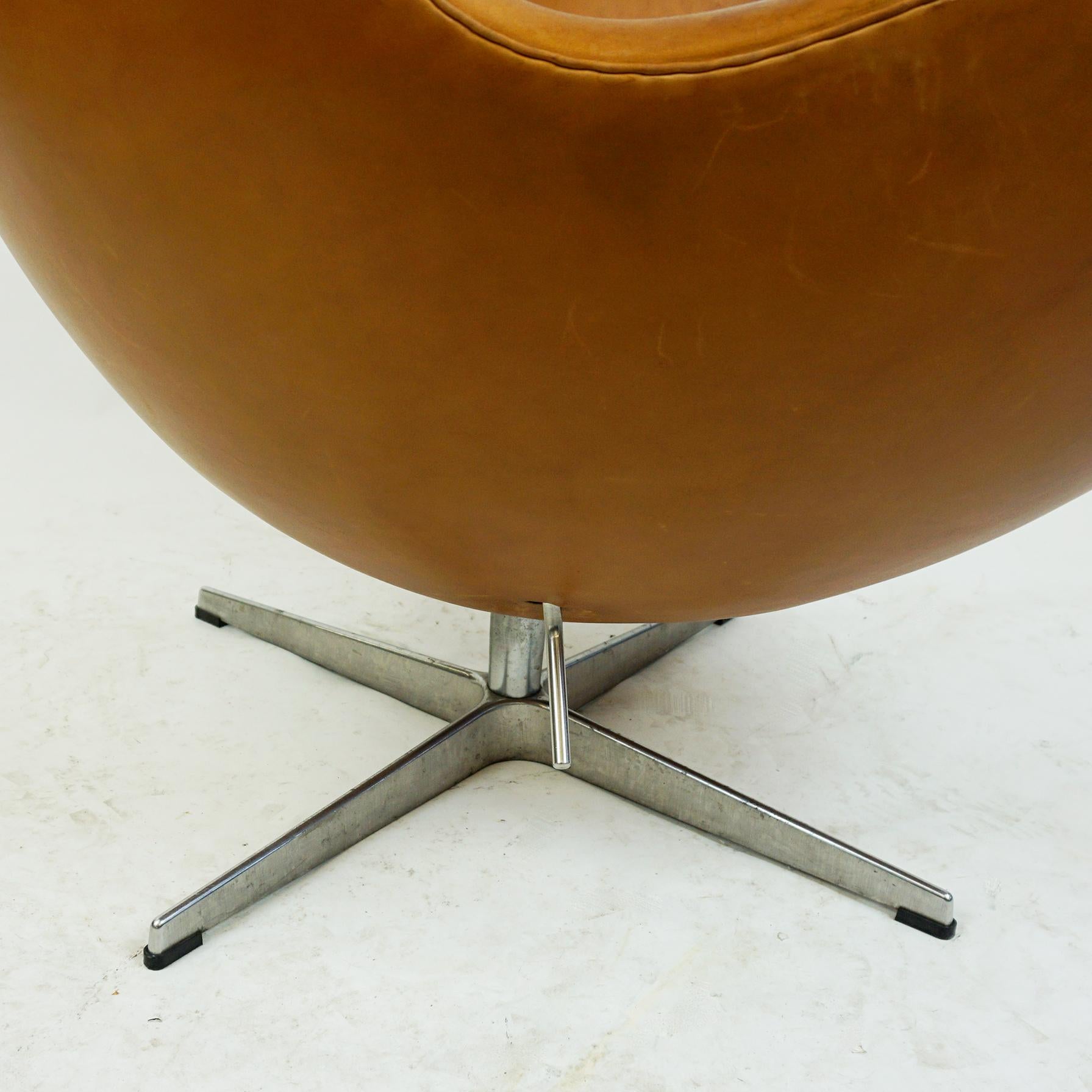 Cognac Leather Egg Chair, Mod. 3317 by Arne Jacobsen for Fritz Hansen 4
