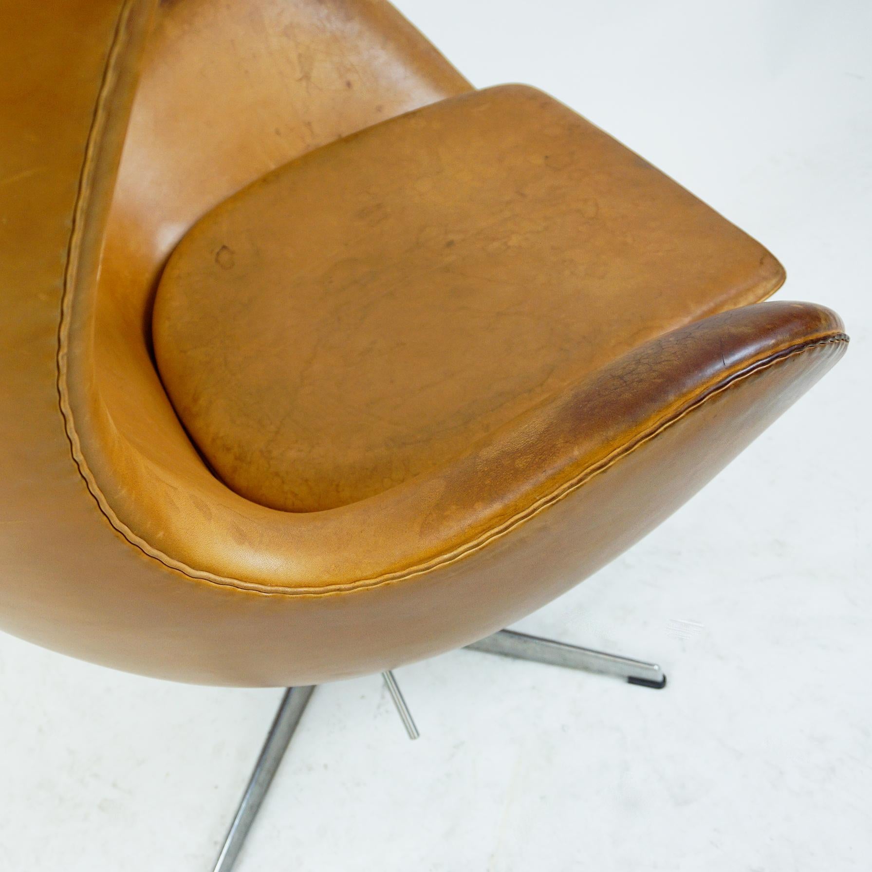 Cognac Leather Egg Chair, Mod. 3317 by Arne Jacobsen for Fritz Hansen 5