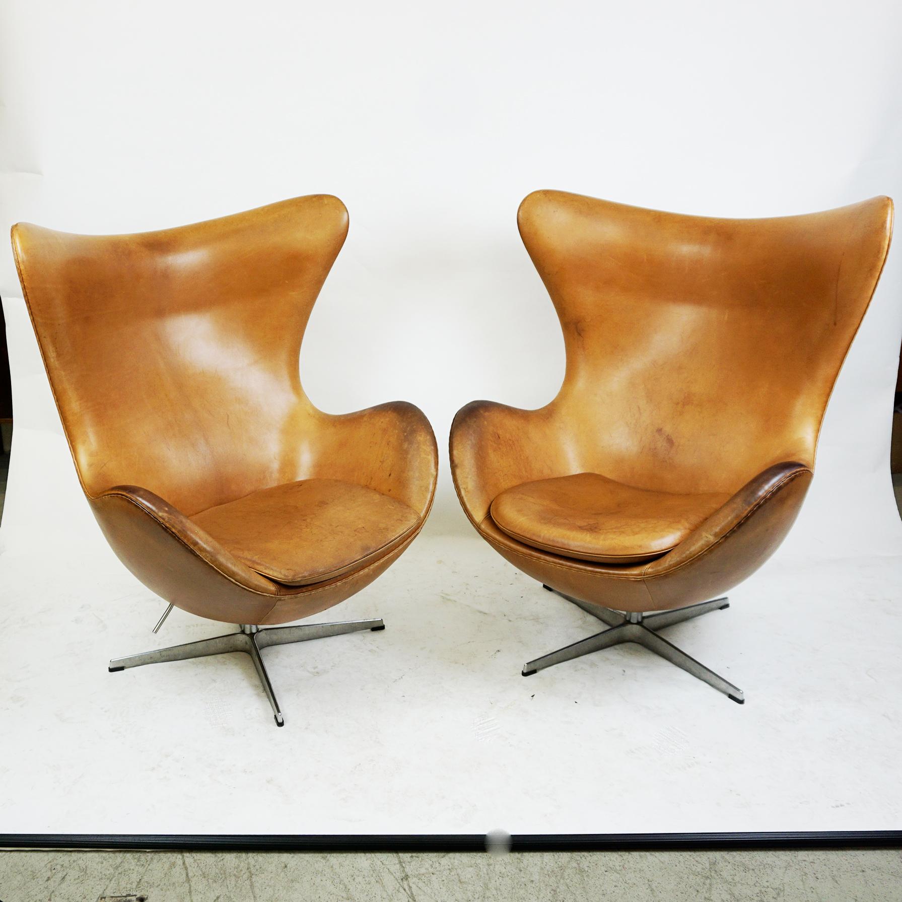 This iconic swivelling lounge chair was designed by Arne Jacobsen 1958 for the SAS Royal Copenhagen Hotel in Denmark and is one of the most famous chairs in the world recognized by design lovers in all countries as the egg chair.
It is the