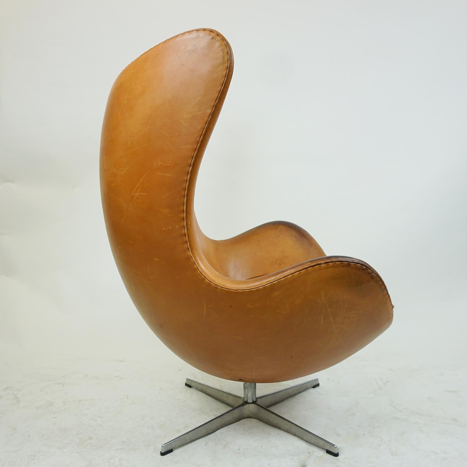 Calco Sedia Egg in pelle cognac, Mod. 3317 di Arne Jacobsen per Fritz Hansen in vendita