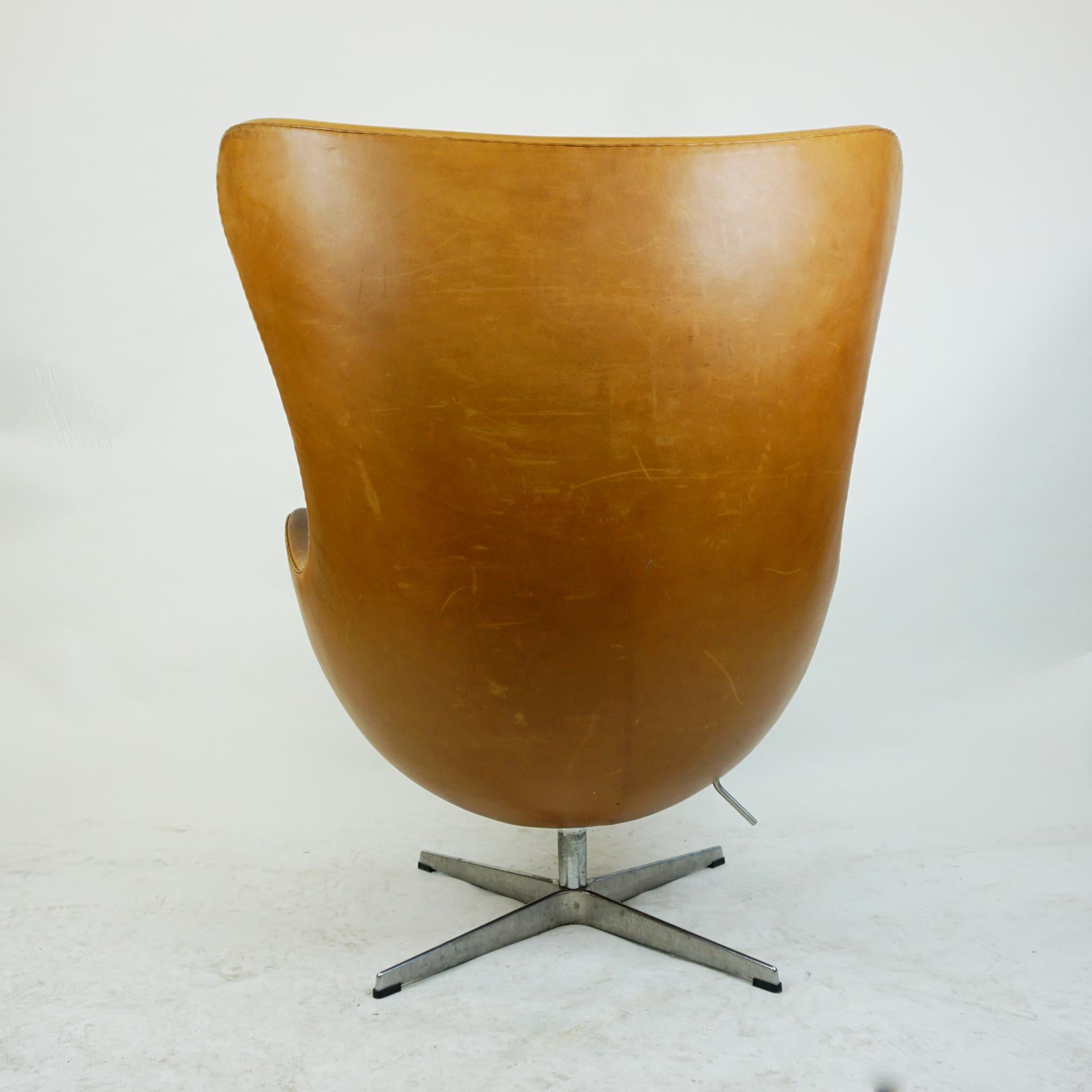 Scandinavian Modern Cognac Leather Egg Chair, Mod. 3317 by Arne Jacobsen for Fritz Hansen