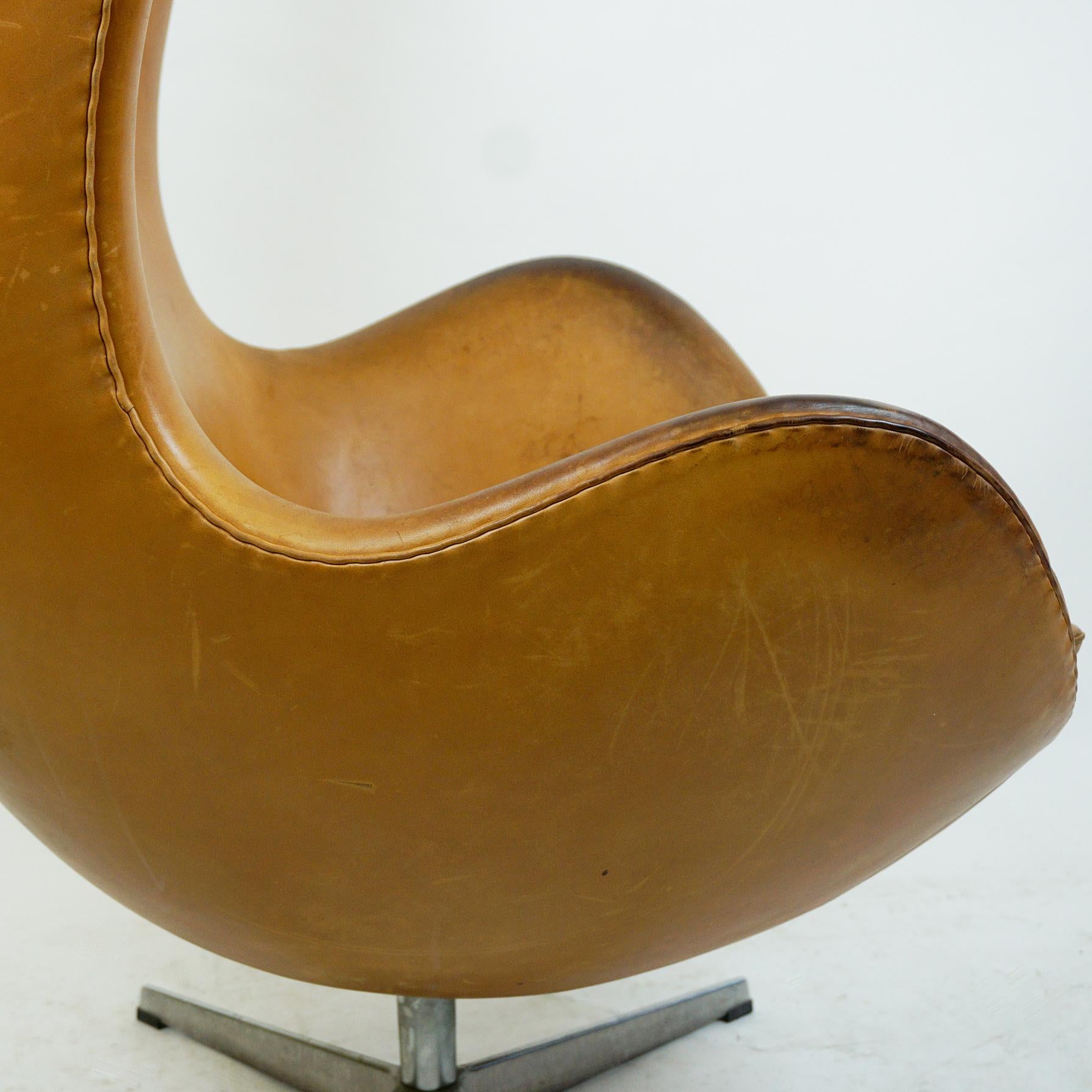 Sedia Egg in pelle cognac, Mod. 3317 di Arne Jacobsen per Fritz Hansen In condizioni buone in vendita a Vienna, AT