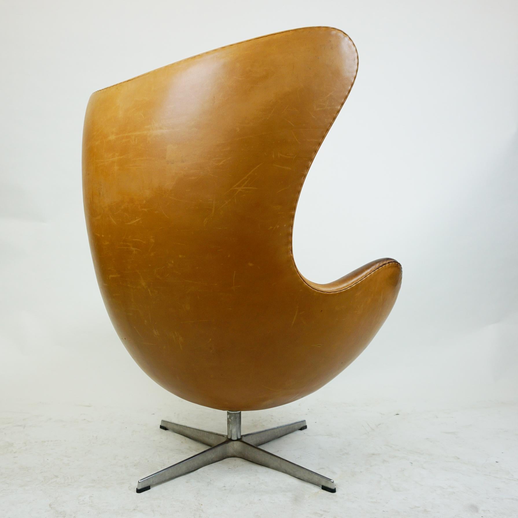 Metà XX secolo Sedia Egg in pelle cognac, Mod. 3317 di Arne Jacobsen per Fritz Hansen in vendita