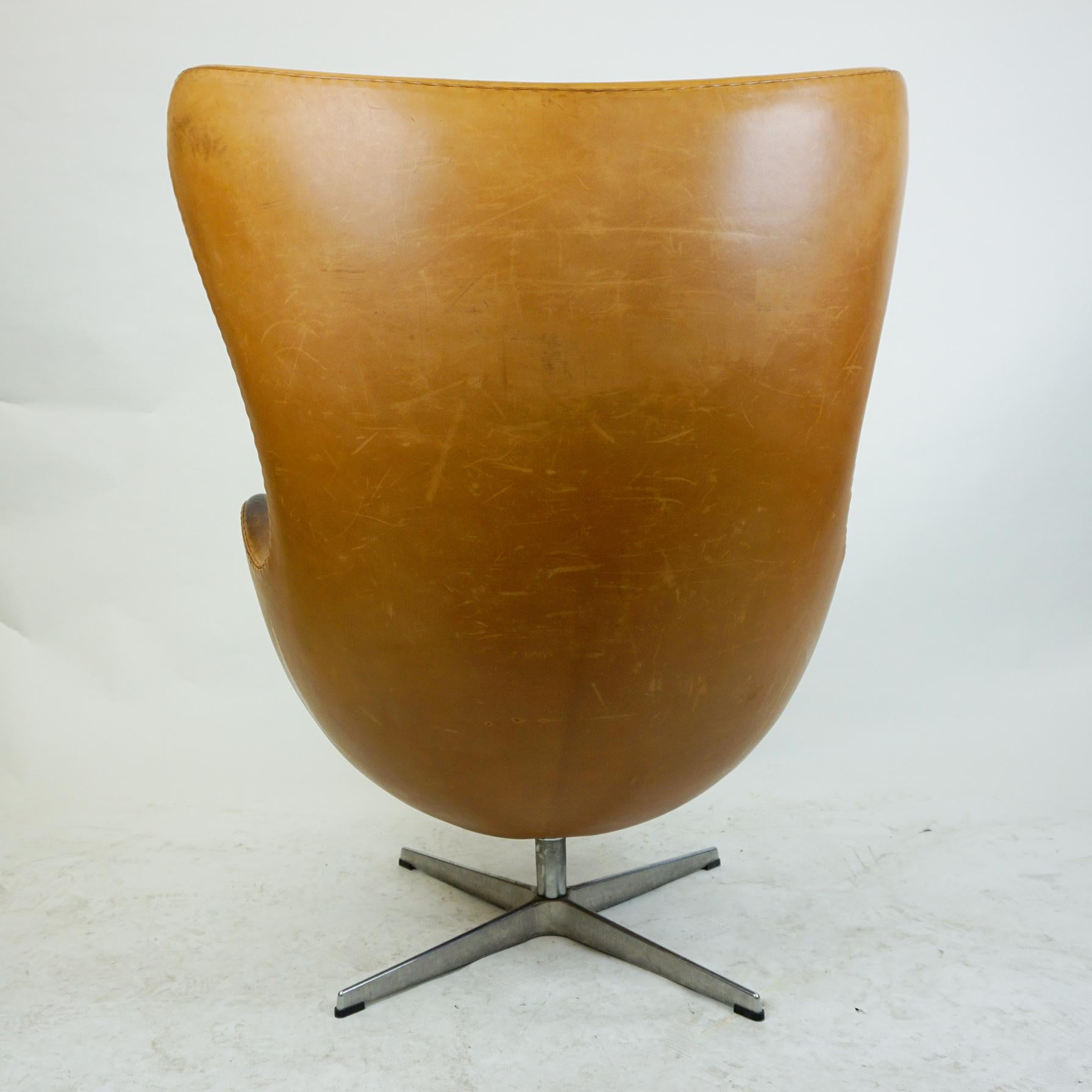 Alluminio Sedia Egg in pelle cognac, Mod. 3317 di Arne Jacobsen per Fritz Hansen in vendita