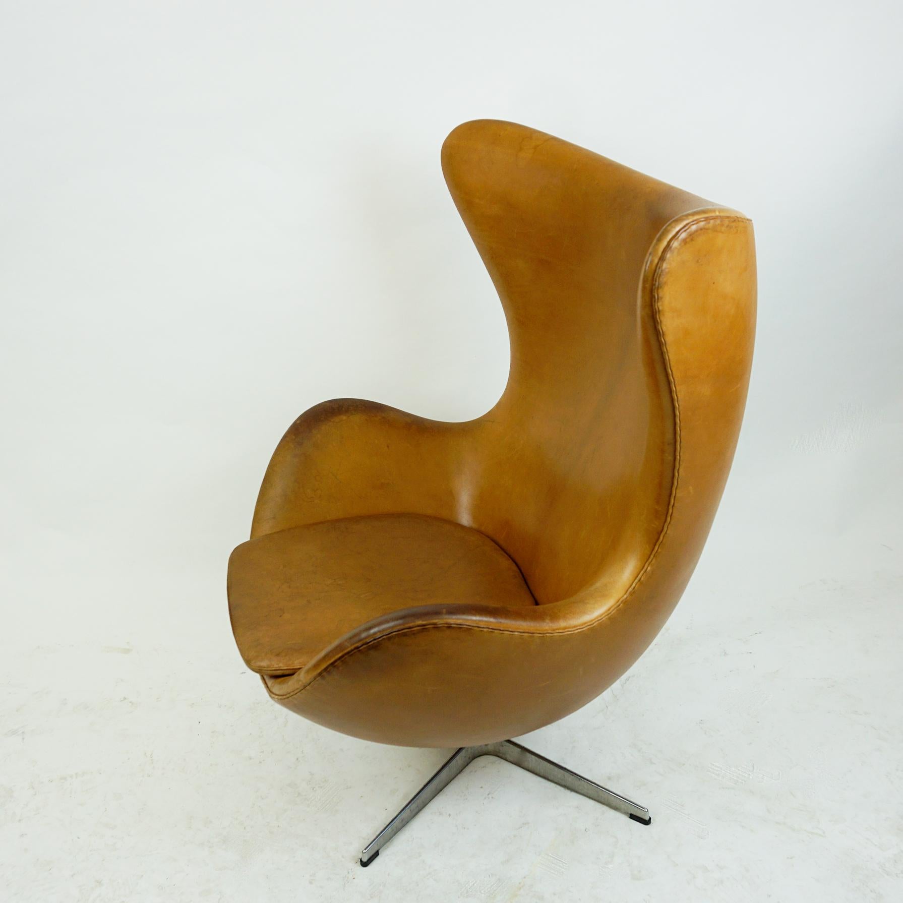 Cognac Leather Egg Chair, Mod. 3317 by Arne Jacobsen for Fritz Hansen In Good Condition In Vienna, AT