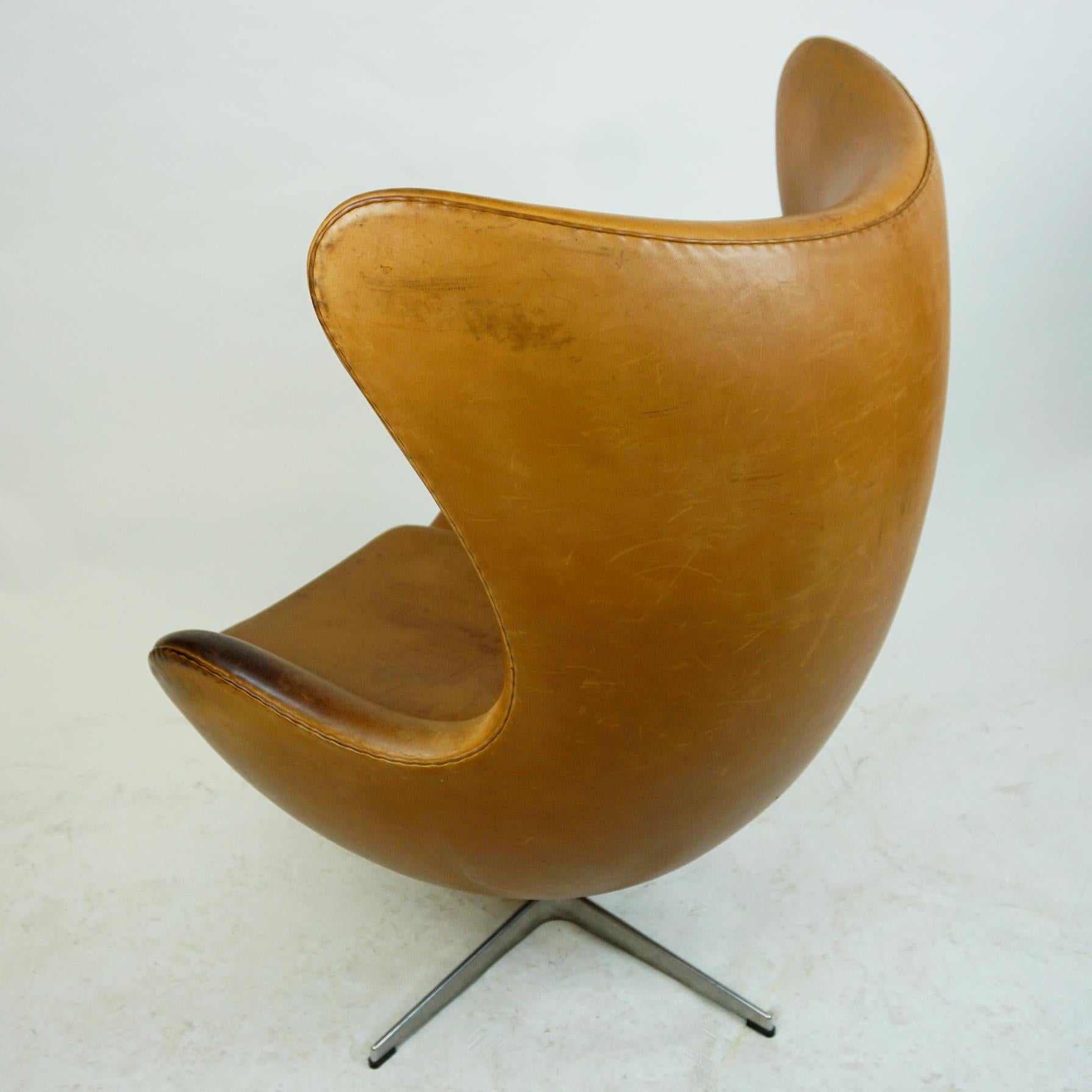 Sedia Egg in pelle cognac, Mod. 3317 di Arne Jacobsen per Fritz Hansen in vendita 1