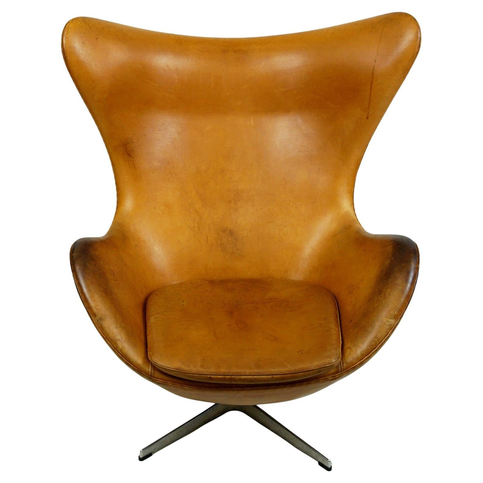 Cognac Leather Egg Chair, Mod. 3317 by Arne Jacobsen for Fritz Hansen