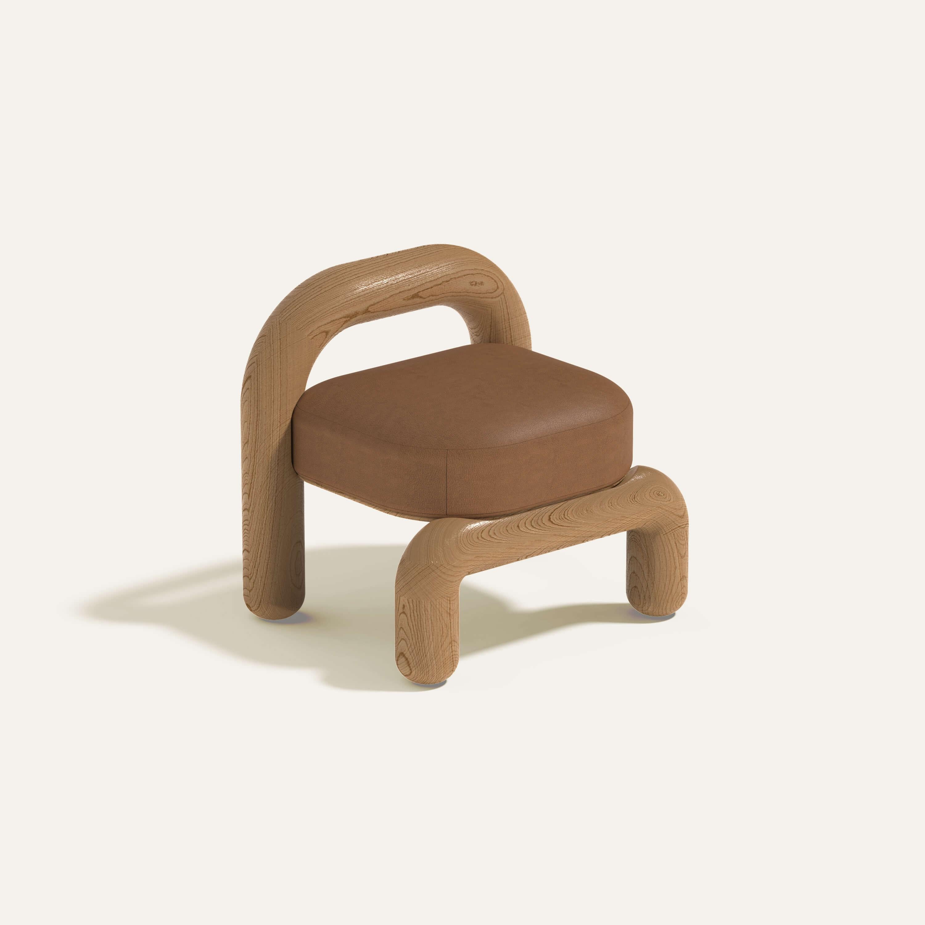 Cognacfarbener Sessel aus Eichenholz von Maha Alavi Studio
Abmessungen: B 74 x T 59 x H 71 cm
MATERIALIEN: Eiche massiv.

Maha Alavi ist ein kanadischer Industriedesigner mit Sitz in Tokio. Ihre Praxis zielt darauf ab, Zusammenhänge durch Verbindung