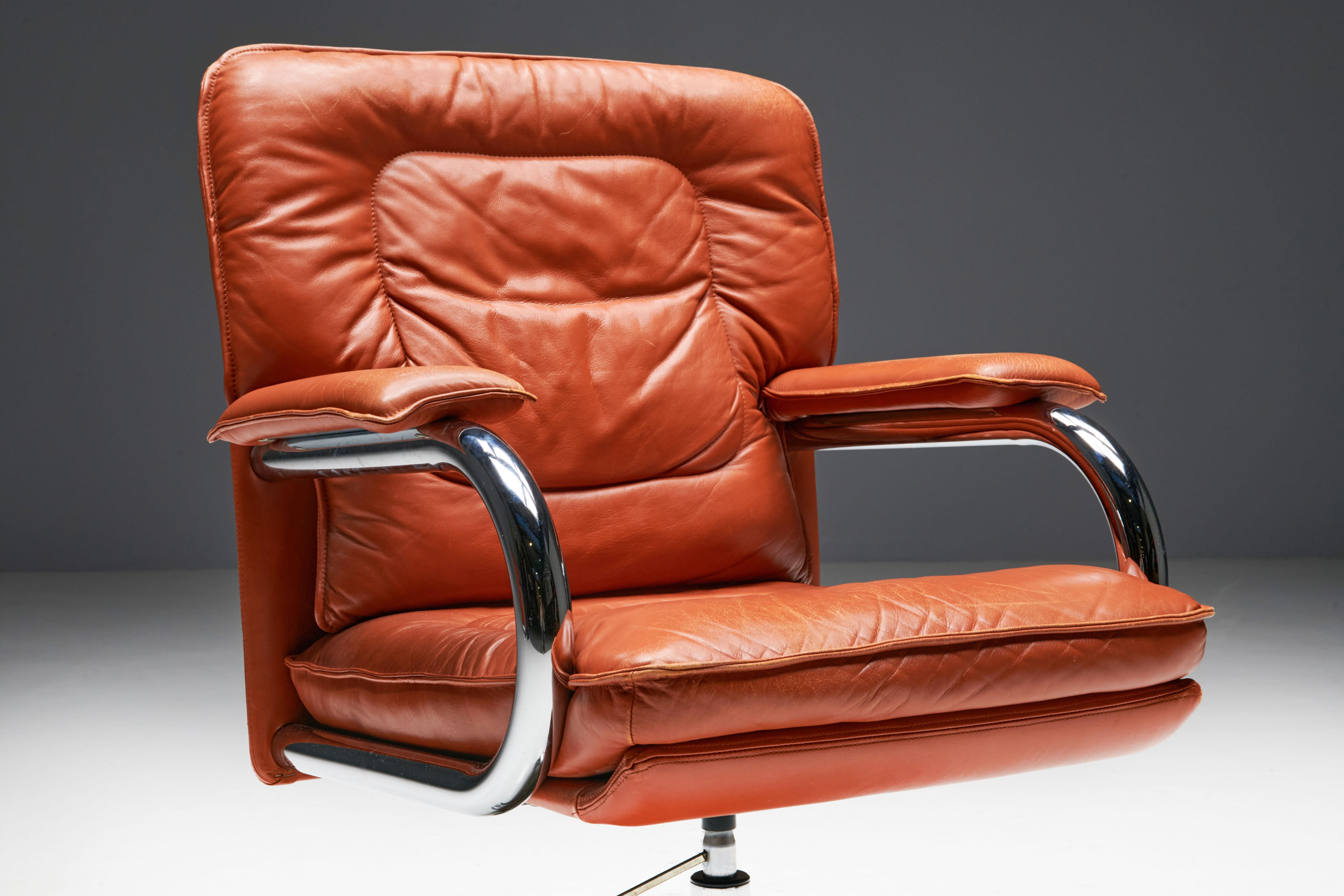Cognacfarbener Bürostuhl aus Leder, entworfen von dem renommierten italienischen Designer Guido Faleschini für I4 Mariani. Dieser drehbare Schreibtischstuhl aus der Pace Collection'S fängt mit seinem kühnen Design und dem leuchtend roten