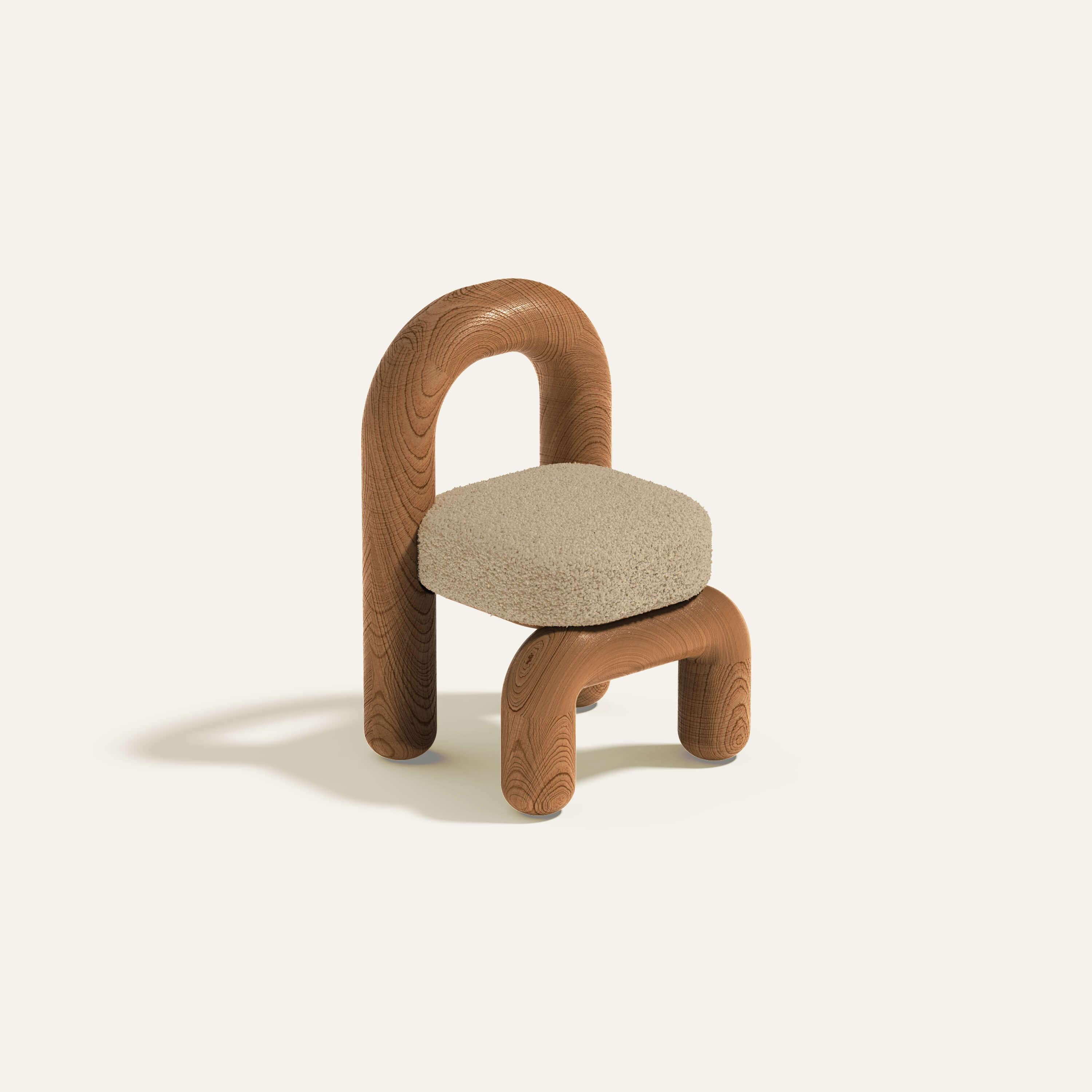 Lithischer Esszimmerstuhl aus roter Eiche in Cognac aus Leder von Maha Alavi Studio (Japanisch) im Angebot