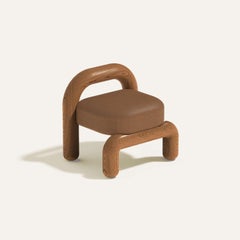 Chaise longue lithique en cuir cognac et chêne rouge par Maha Alavi Studio