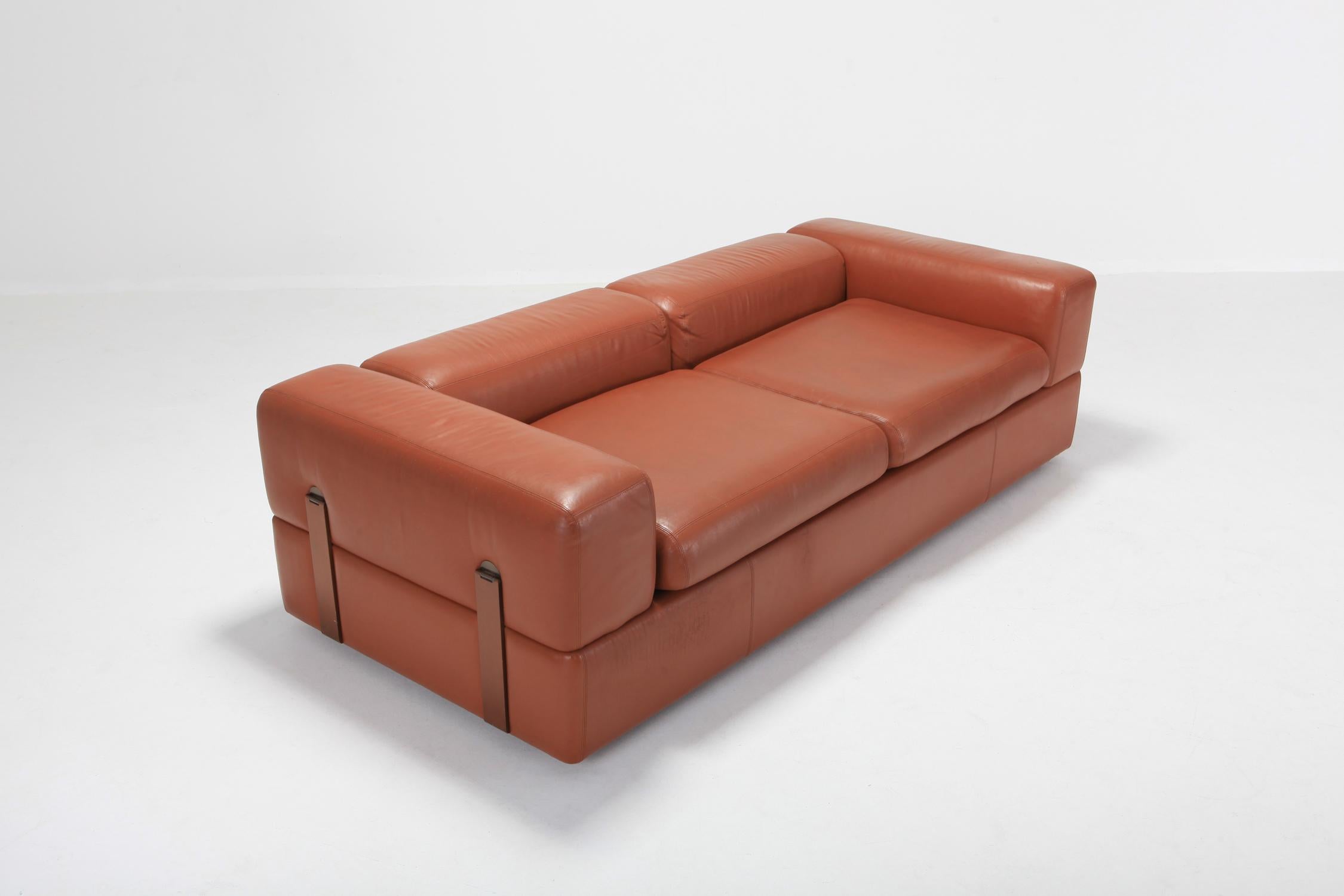 Tito Agnoli for Cinova, sofa bed 711 in cognac leather, Italy, 1960s 

Postmodern Space Age sofa which can be converted in a daybed, designed by Tito Agnoli and manufactured by Cinova. 
A truly stunning design, just look at the copper patinated