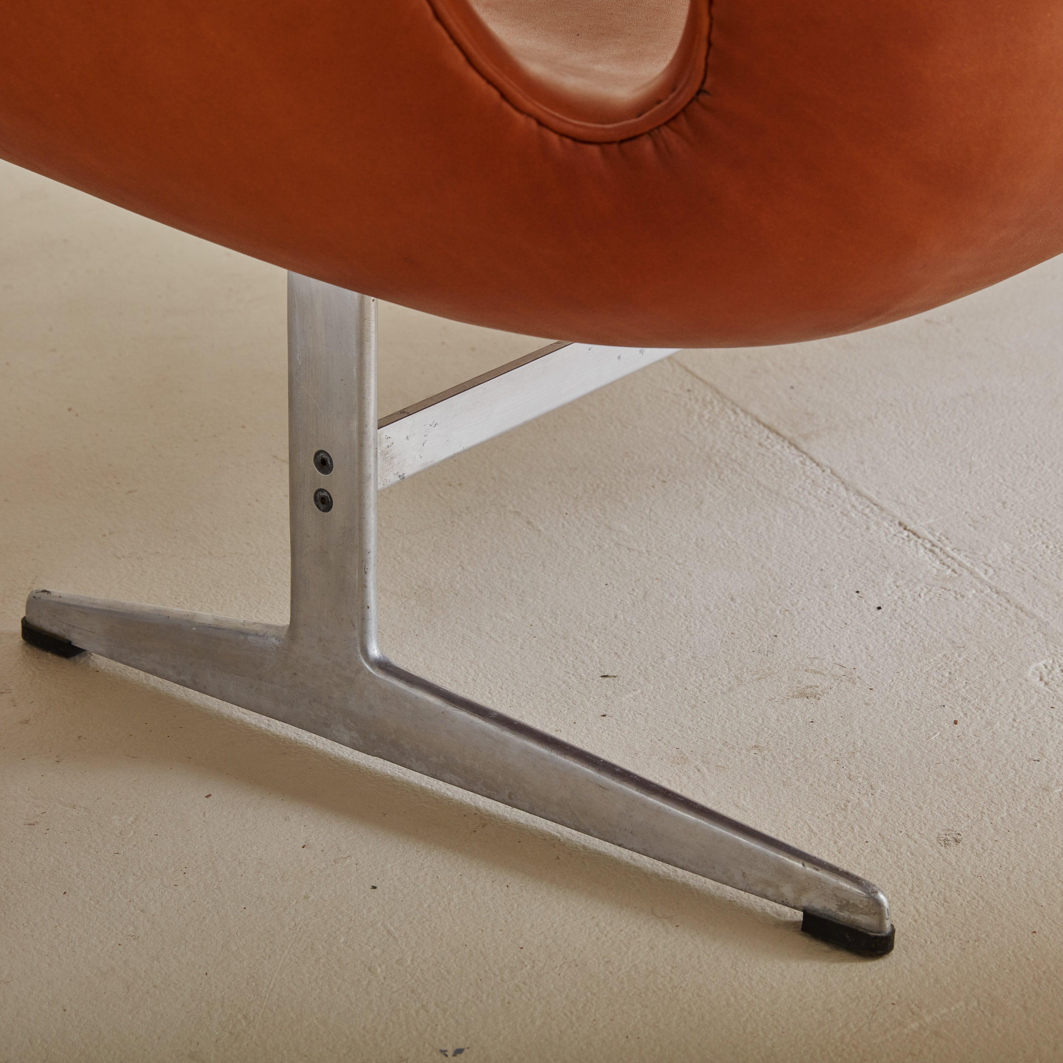 Canapé Swan en cuir cognac, modèle 3321 par Arne Jacobsen, Danemark 20e siècle en vente 3