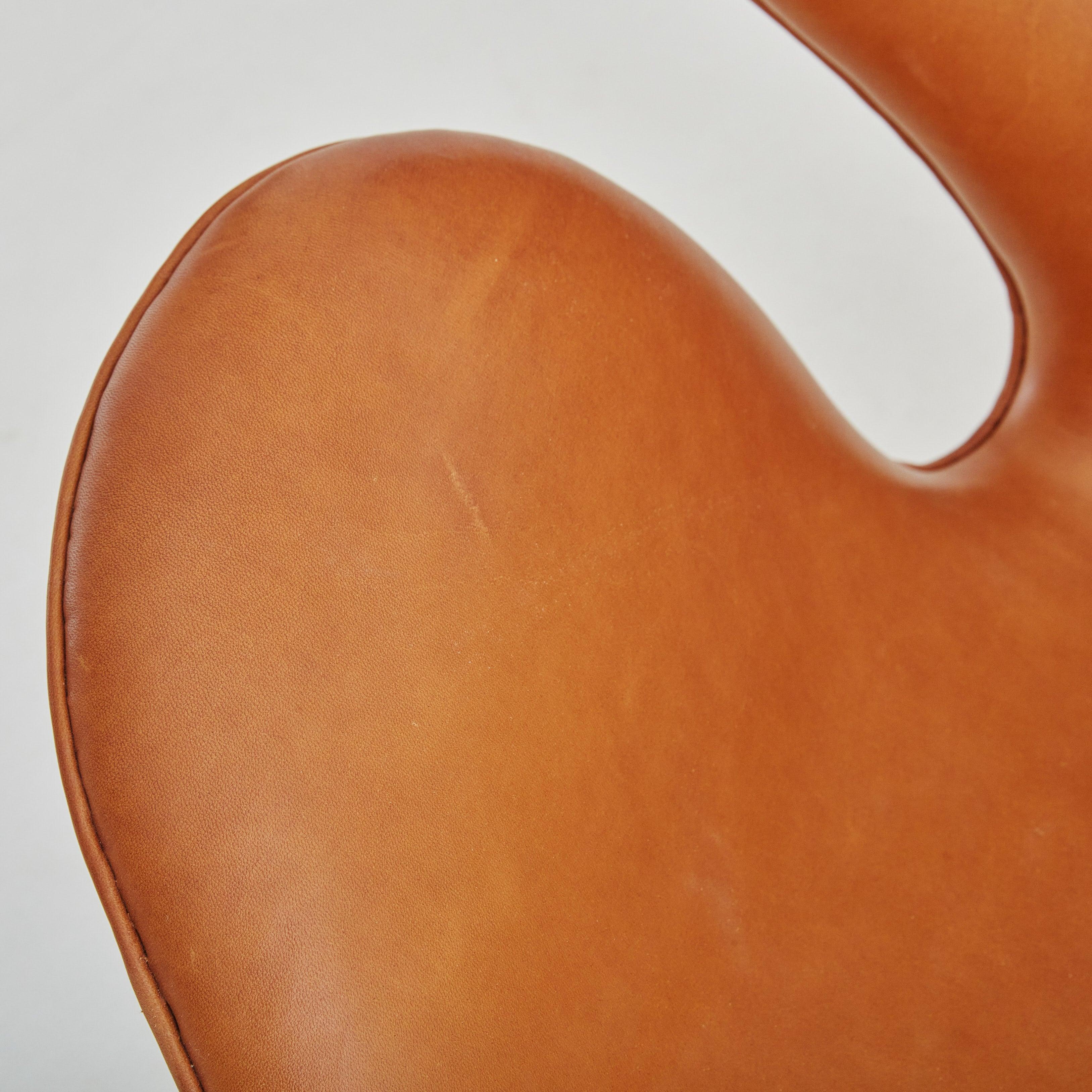 Canapé Swan en cuir cognac, modèle 3321 par Arne Jacobsen, Danemark 20e siècle en vente 4