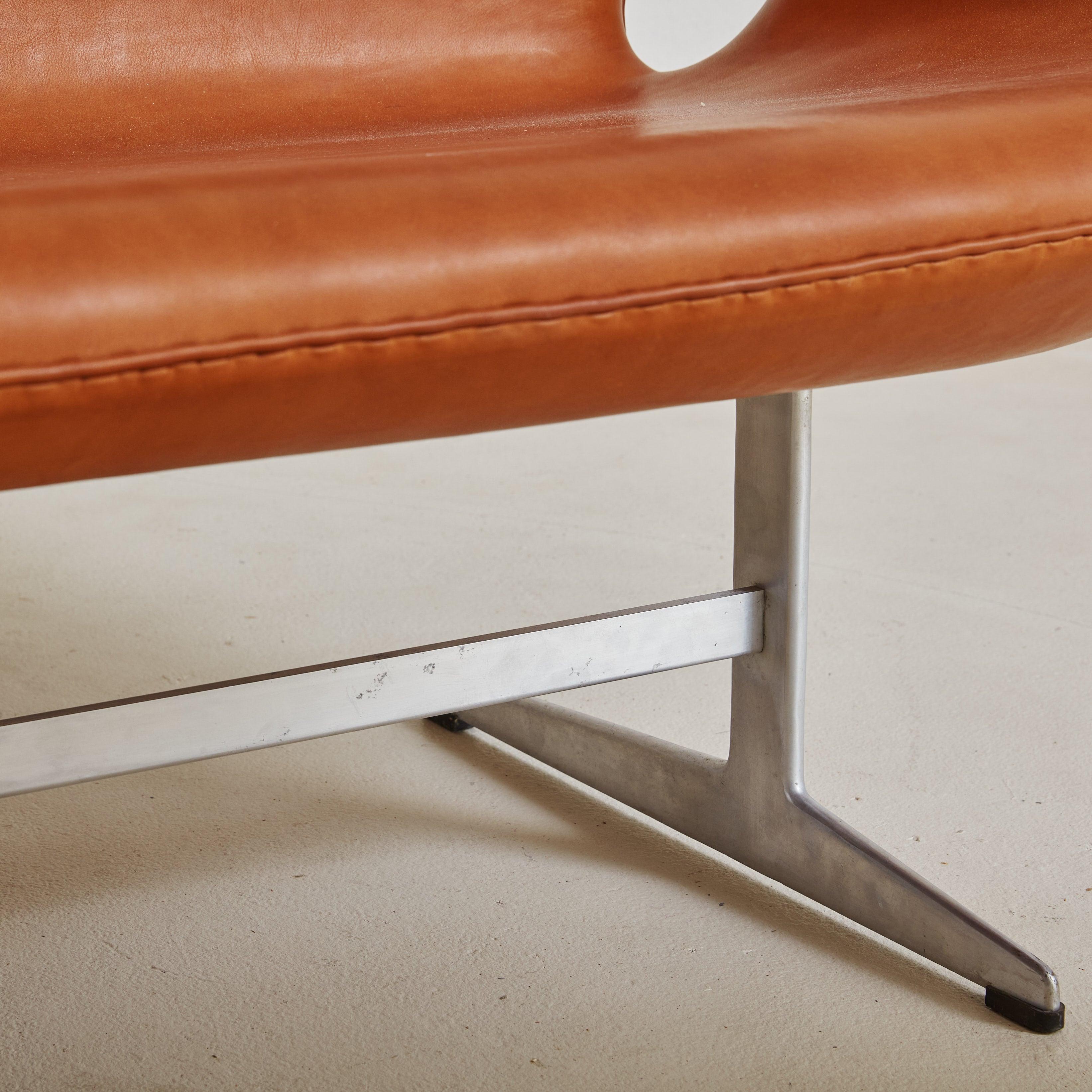 Canapé Swan en cuir cognac, modèle 3321 par Arne Jacobsen, Danemark 20e siècle Excellent état - En vente à Chicago, IL