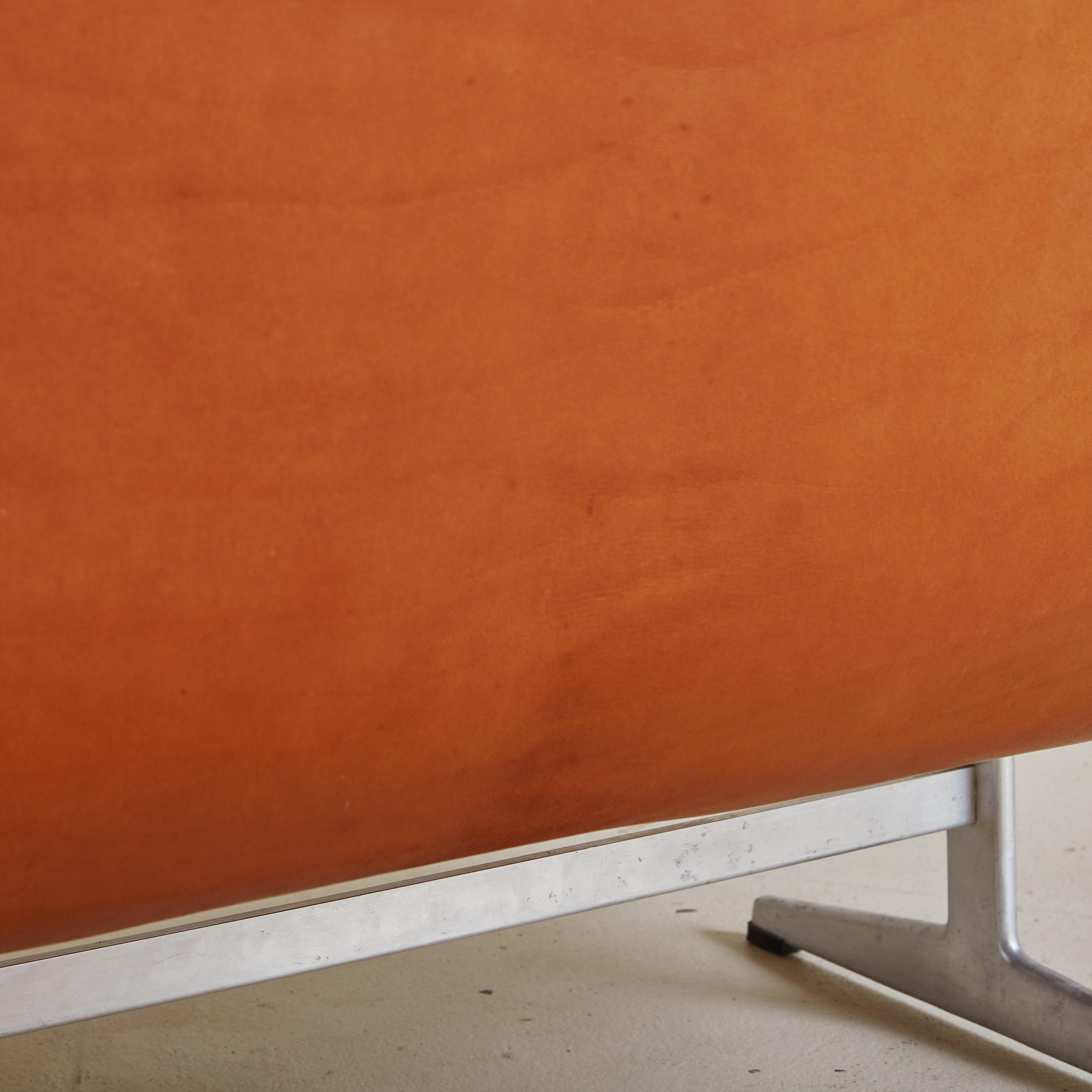 Canapé Swan en cuir cognac, modèle 3321 par Arne Jacobsen, Danemark 20e siècle en vente 1