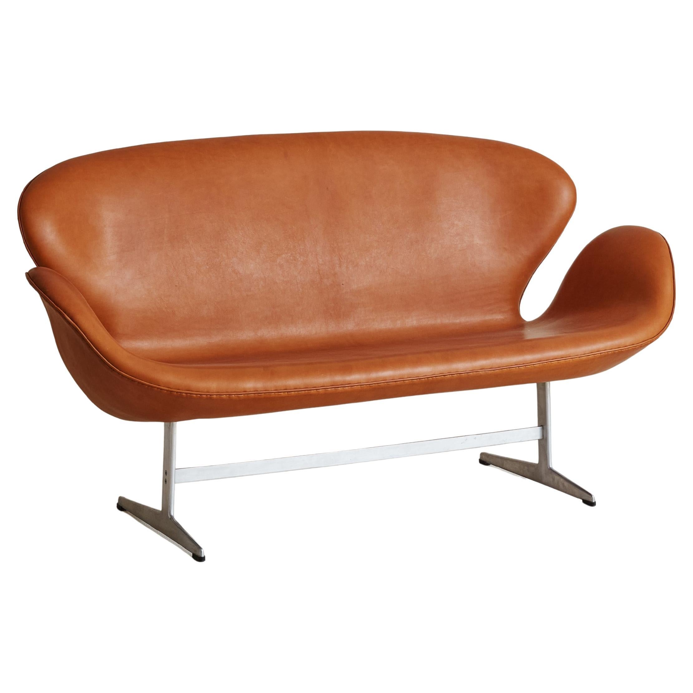 Cognac Leather Swan Sofa Model 3321 by Arne Jacobsen, Denmark 20th Century