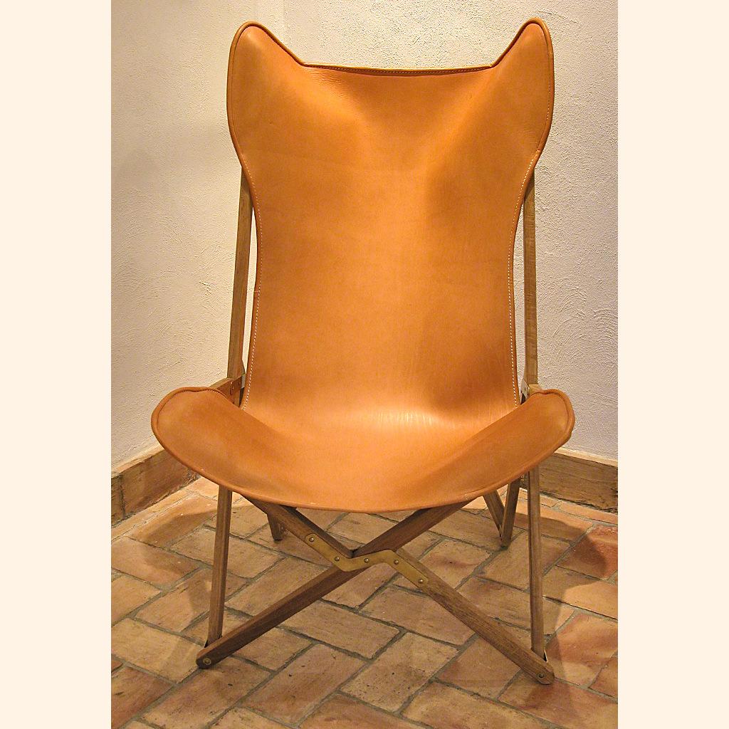 Cette chaise est basée sur les prototypes de sièges pliables créés au XIXe siècle par J.B. Fenby, qui s'est lui-même inspiré des chaises berbères traditionnelles. La Tripolina est une chaise durable fabriquée à la main à Rome par Dario Alfonsi. Elle