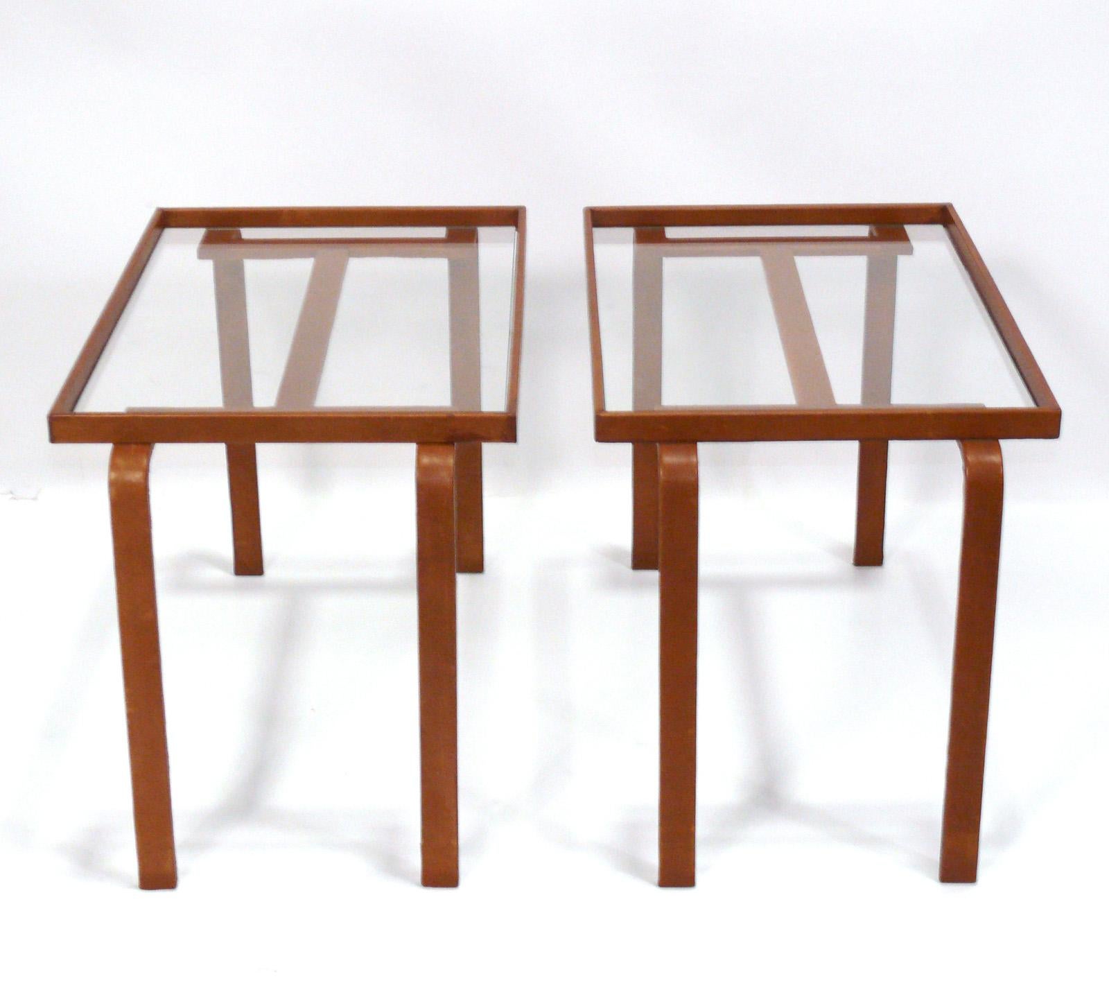 Tables en métal enveloppées de cuir cognac de style Art déco, dans le style de Jacques Adnet, probablement américain, vers le 20e siècle. Ils ont une ligne épurée et conservent leur merveilleuse patine d'origine sur le cuir. 