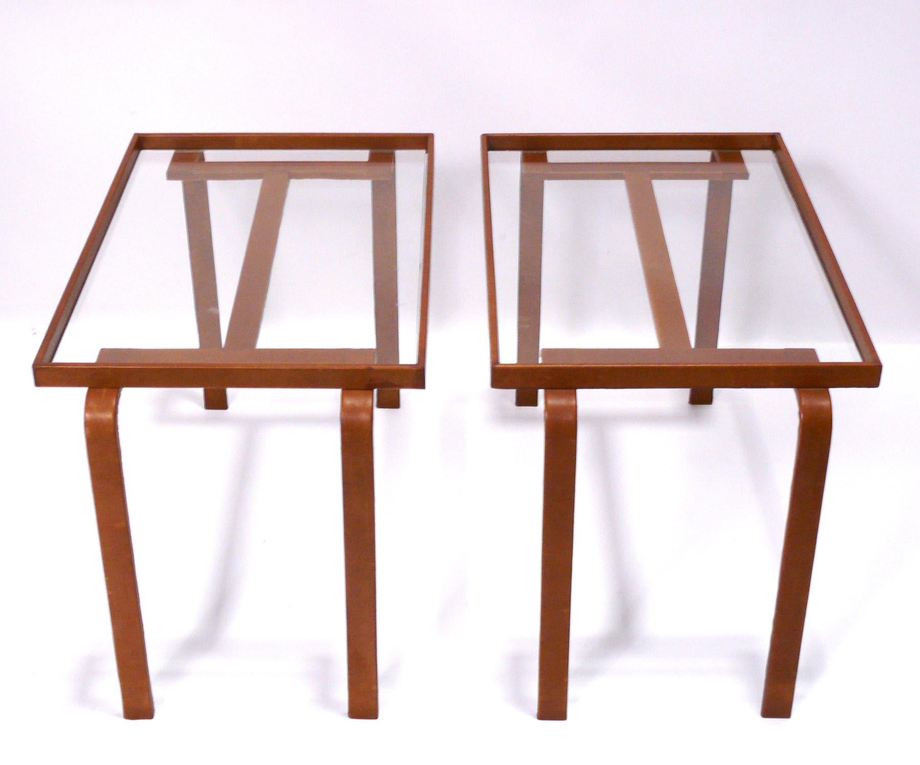 Mid-Century Modern Tables d'extrémité en métal gainé de cuir cognac Style Art Déco en vente