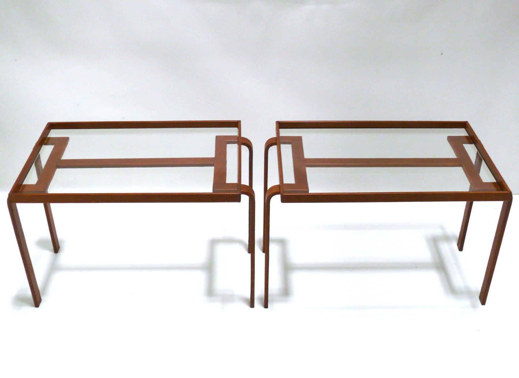 Américain Tables d'extrémité en métal gainé de cuir cognac Style Art Déco en vente