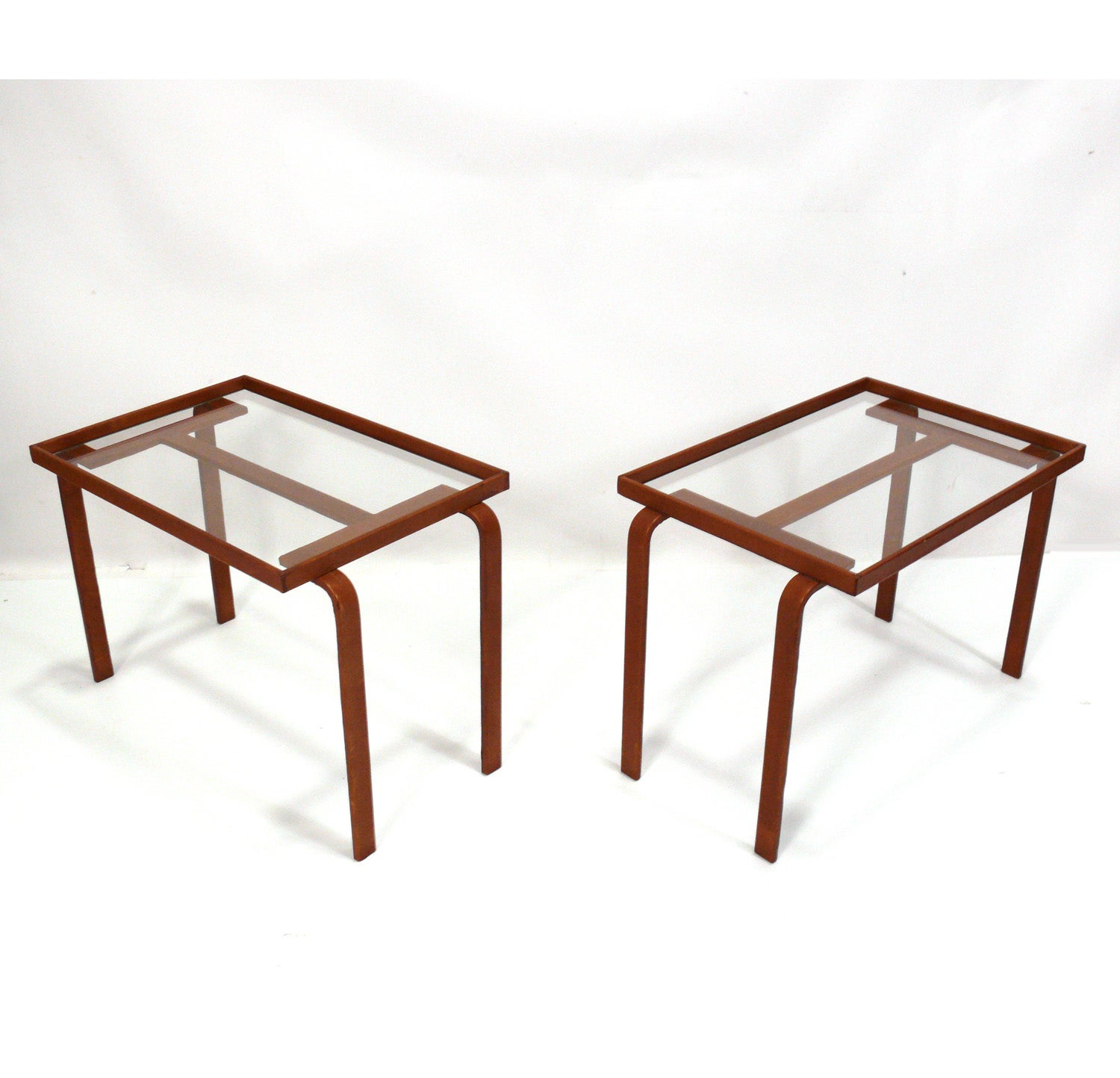 Tables d'extrémité en métal gainé de cuir cognac Style Art Déco en vente