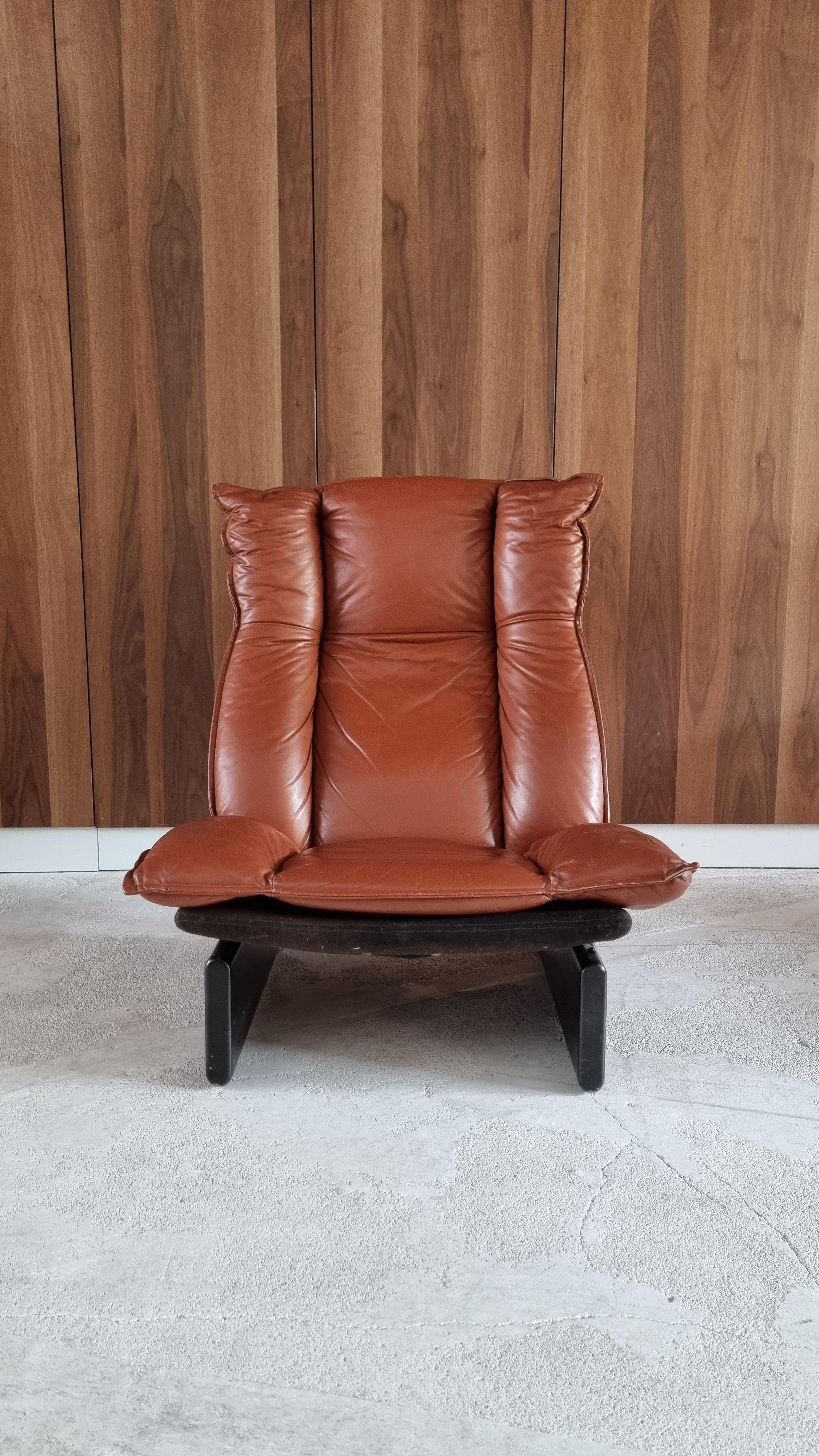 Beautiful Leolux cognac leather lounge chair. Dutch modern design, 1970s. The seating and back are made of one piece, upholstered with comfortable cognac leather cushions.
Fits perfectly in a contemporary interior!