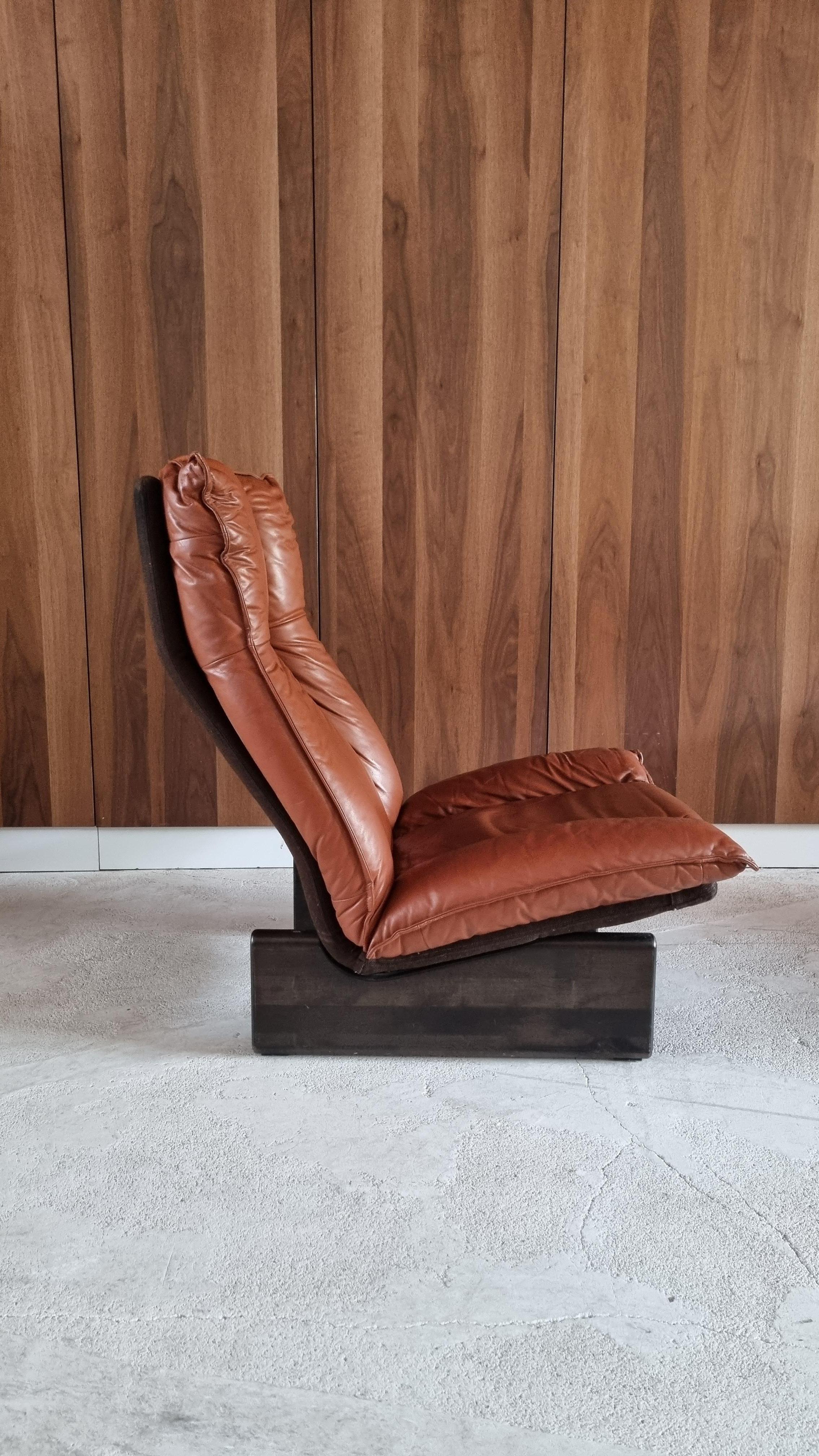 Dutch Cognac Leolux Leather and Wood Lounge Chair, 1970s In Good Condition In Hilversum, NL