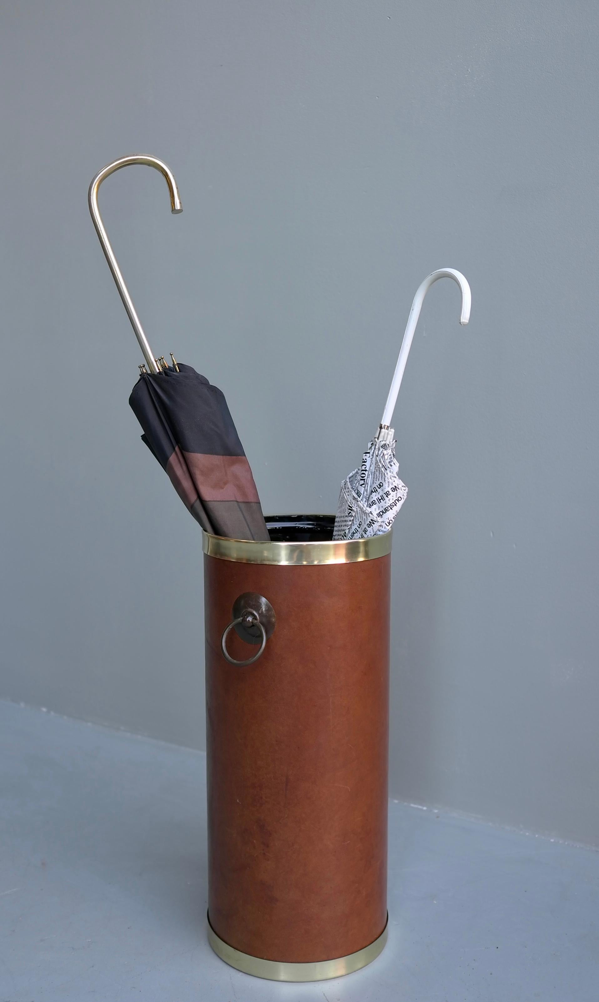 Cognac Mid-Century Modern Leather and Brass Umbrella Stand, France, 1960s In Good Condition For Sale In Den Haag, NL