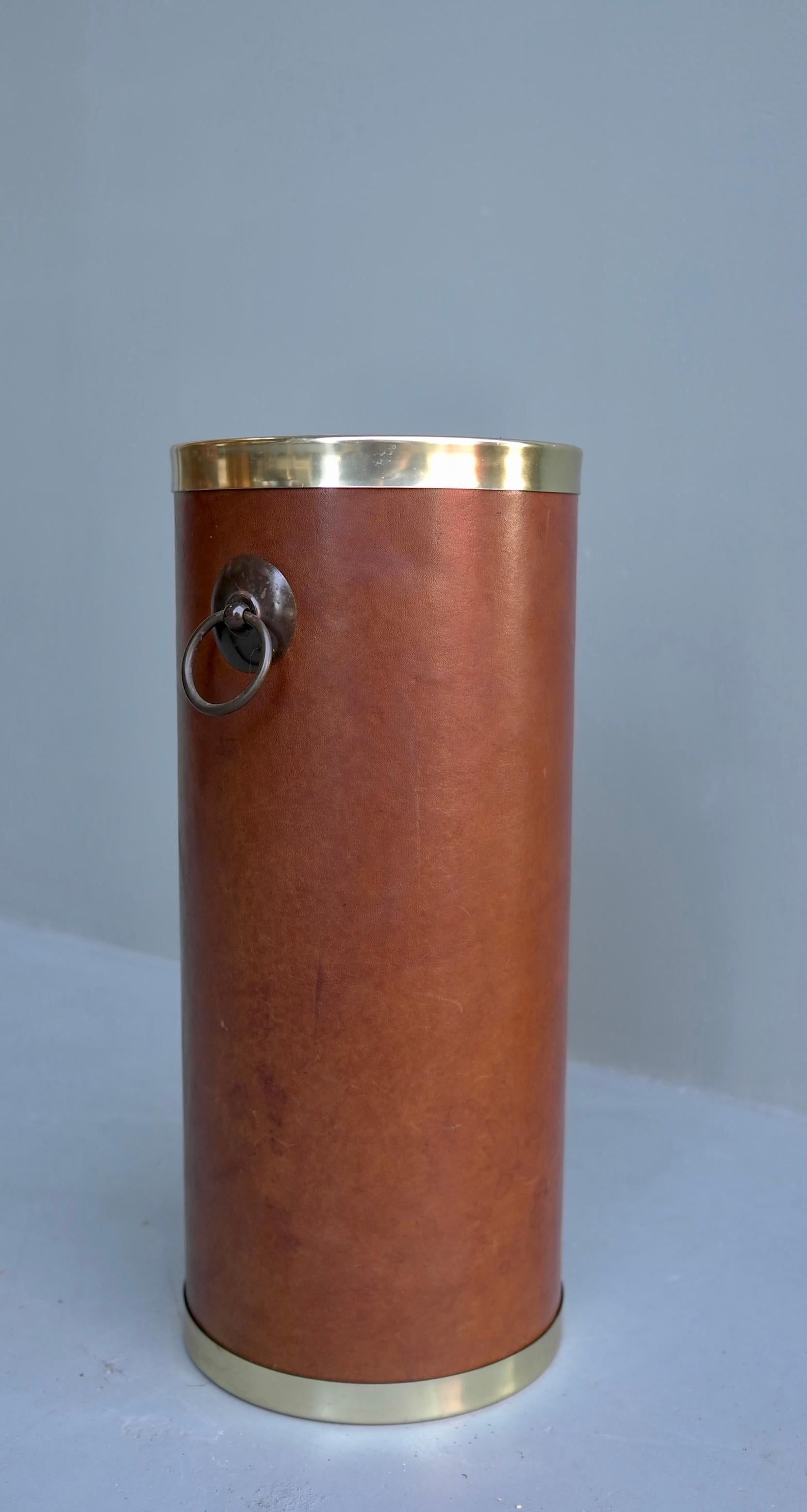 Cognac Mid-Century Modern Leather and Brass Umbrella Stand, France, 1960s For Sale 1