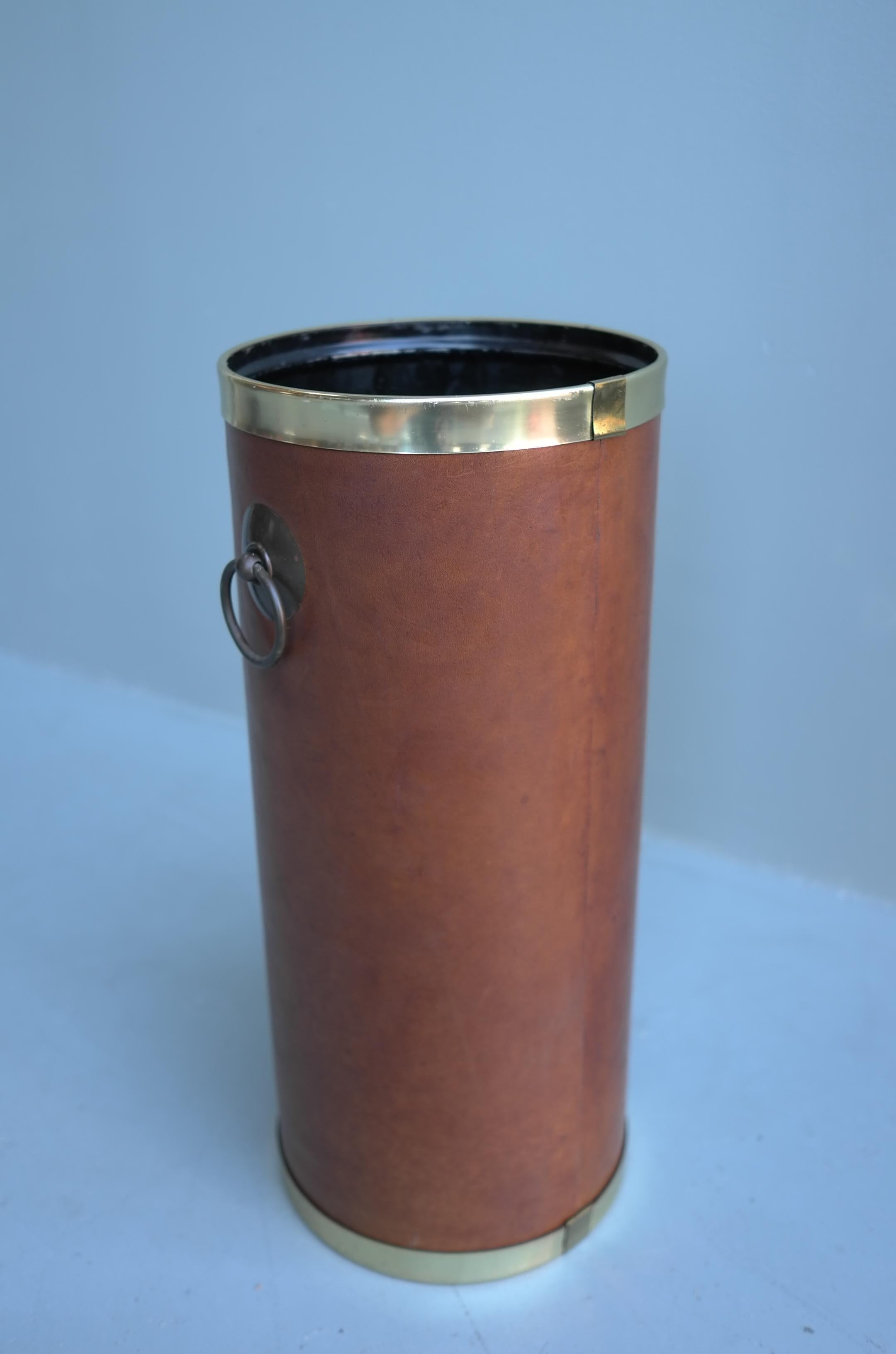 Cognac Mid-Century Modern Leather and Brass Umbrella Stand, France, 1960s For Sale 3