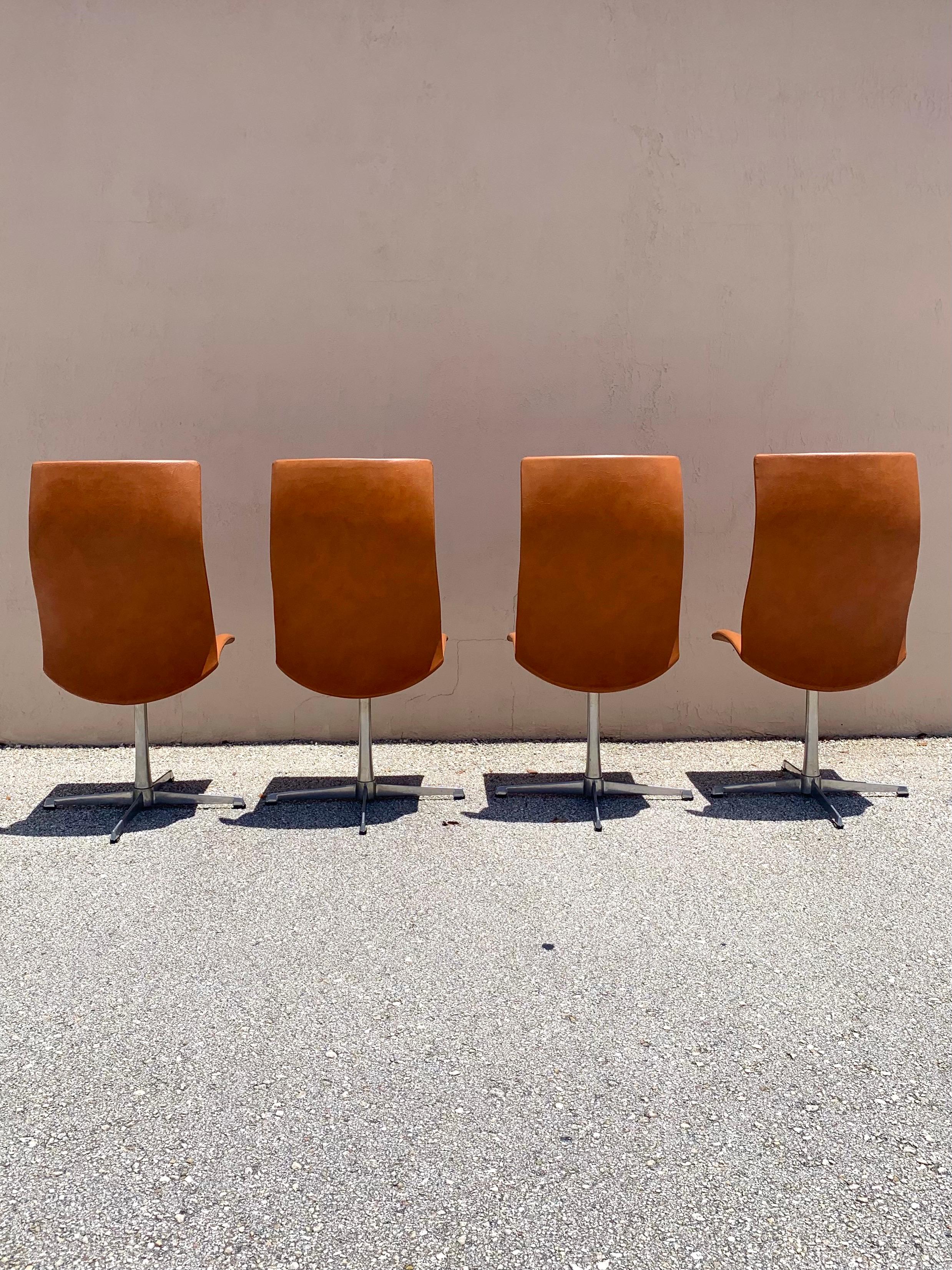 Cognac Overman High Back Swivel Dining Chairs, set of 4 In Good Condition For Sale In Boynton Beach, FL