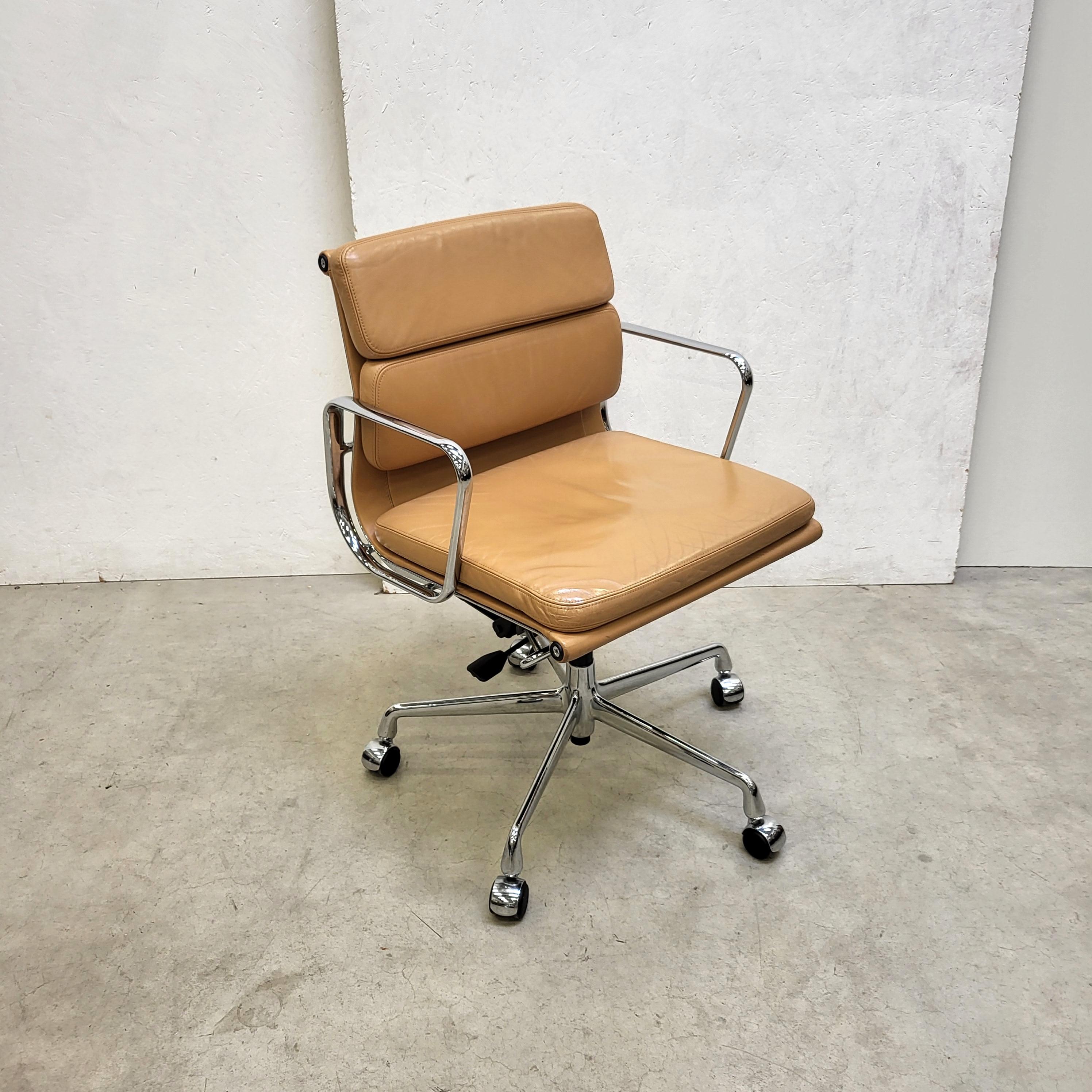 Rare chaise de bureau Cognac premium soft pad modèle EA217 produite par Vitra. 
La chaise a une structure en aluminium chromé et a été fabriquée en 2003.

Toutes les chaises sont réglables en hauteur et dotées d'un mécanisme d'inclinaison.

Nous