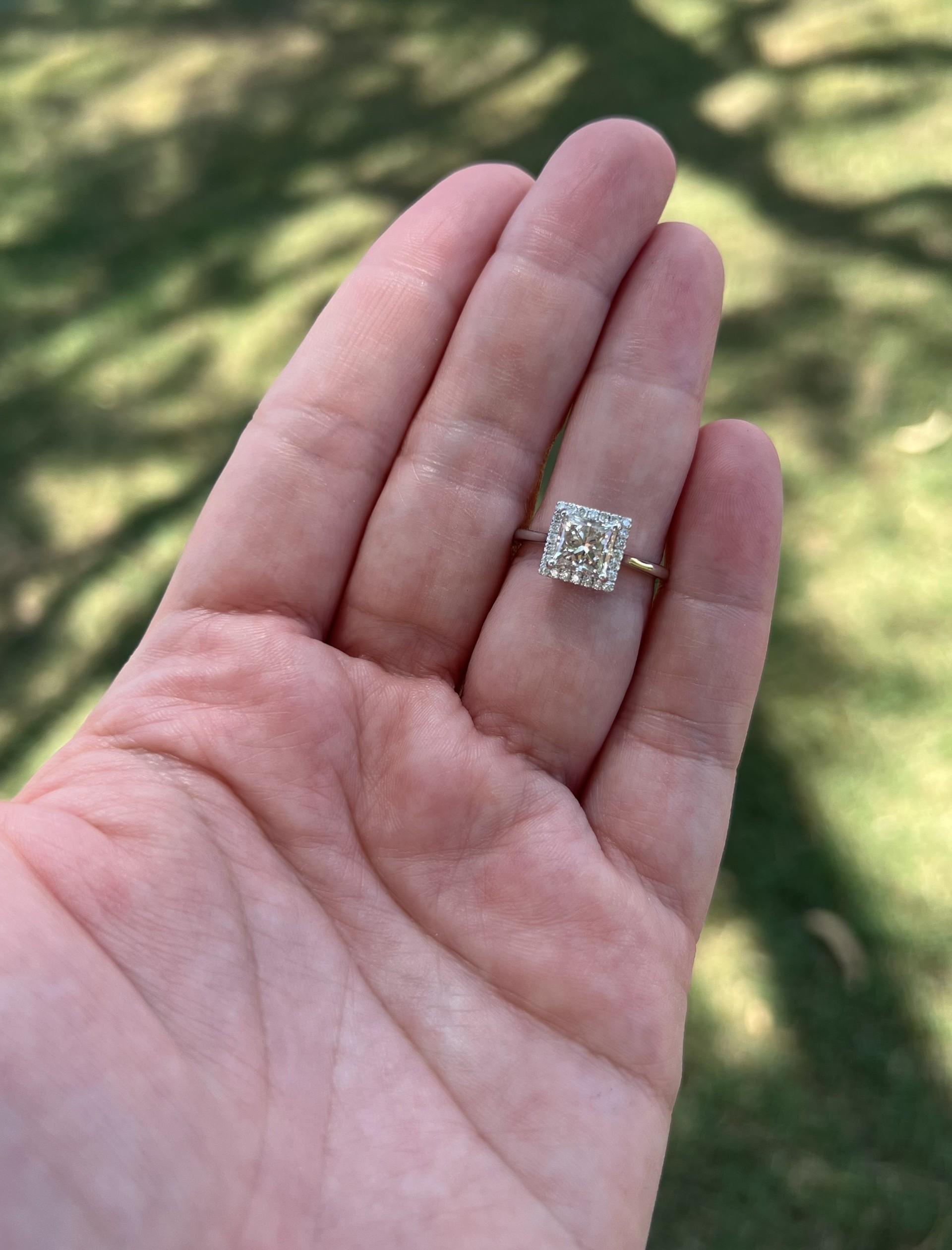 Anello con diamante marrone taglio principessa e alone di diamante bianco in oro bianco In condizioni Nuovo in vendita a Phoenix, AZ
