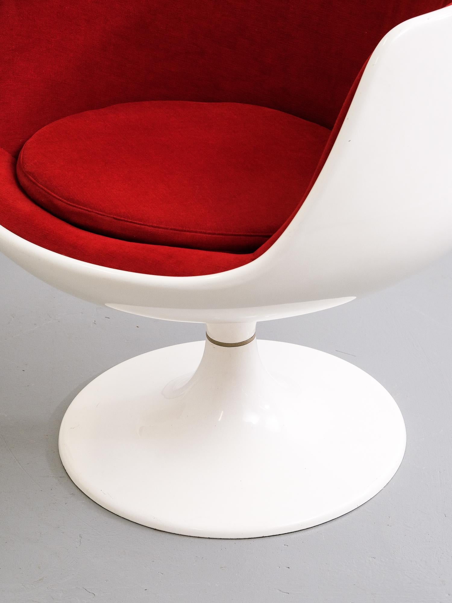 An eye-catching set of two original Cognac V.S.O.P chairs designed by Eero Aarnio, manufactured by Asko in Finland in late 1960s.

These highly recognizable chairs are very fitting examples of Mid-Century Modern design. They are made of white