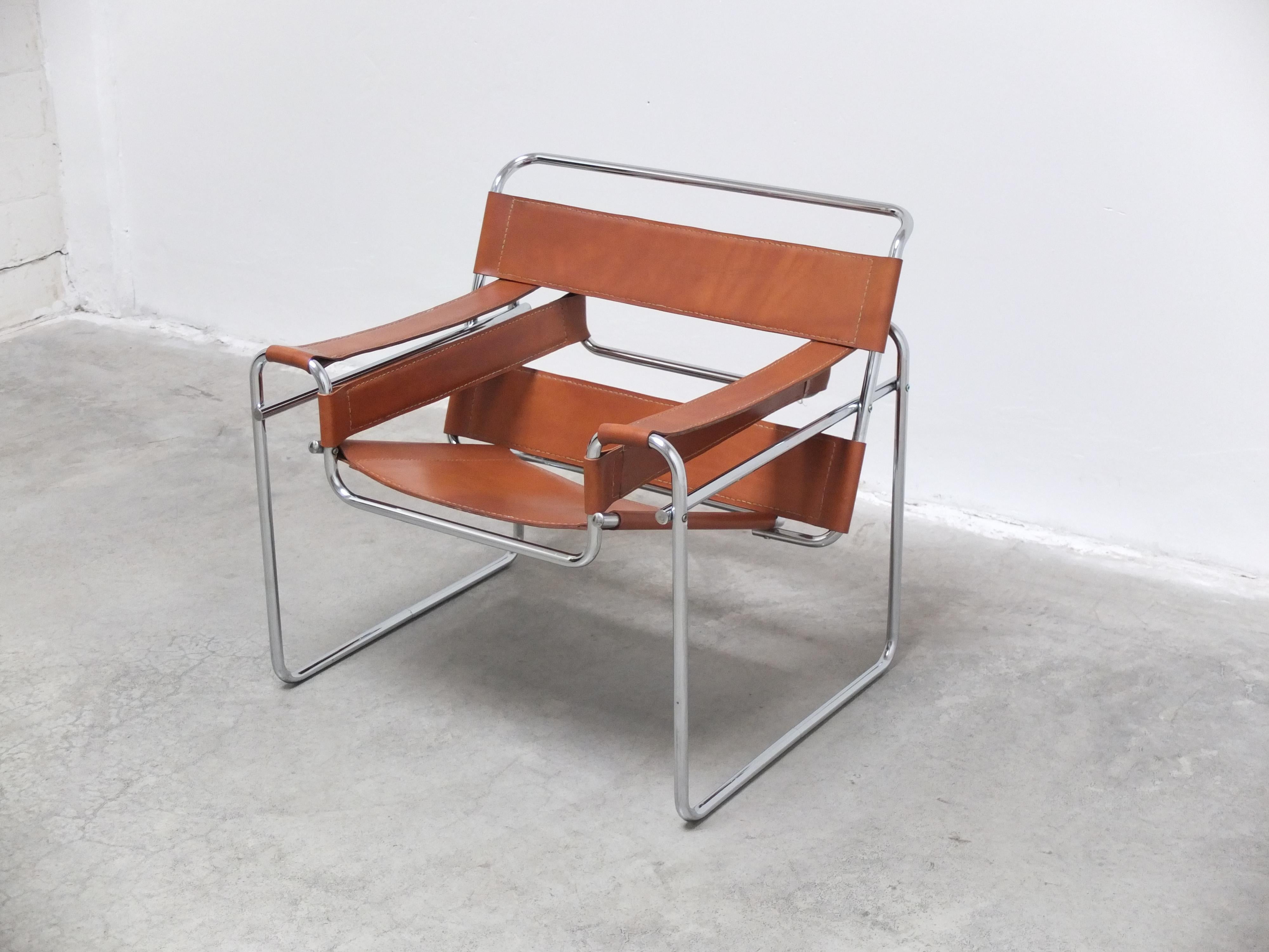 Cognac 'Wassily' Lounge Chair by Marcel Breuer for Gavina, 1980s In Good Condition In Antwerpen, VAN
