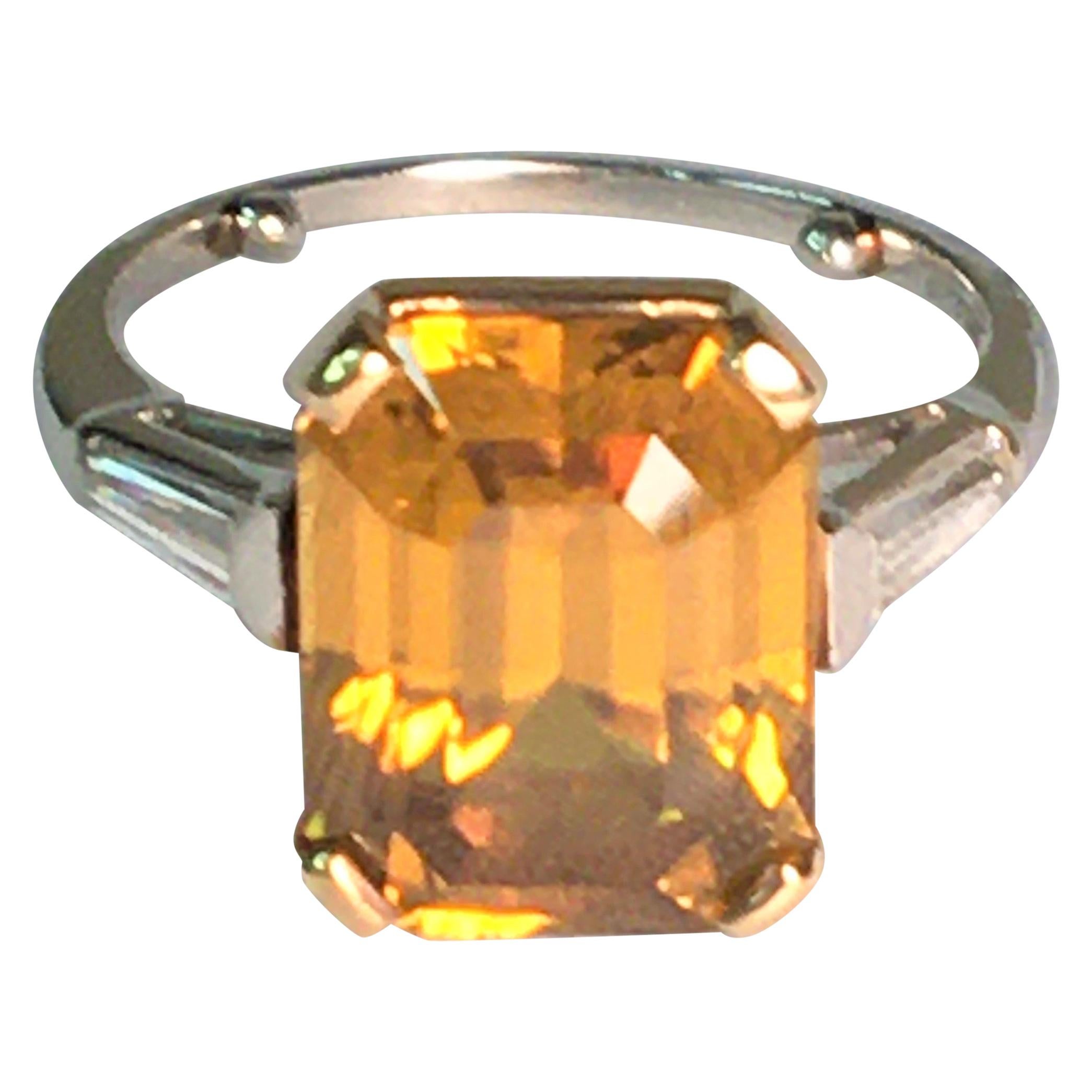 Ring aus Platin mit cognacfarbenem Zirkon und weißen Diamanten