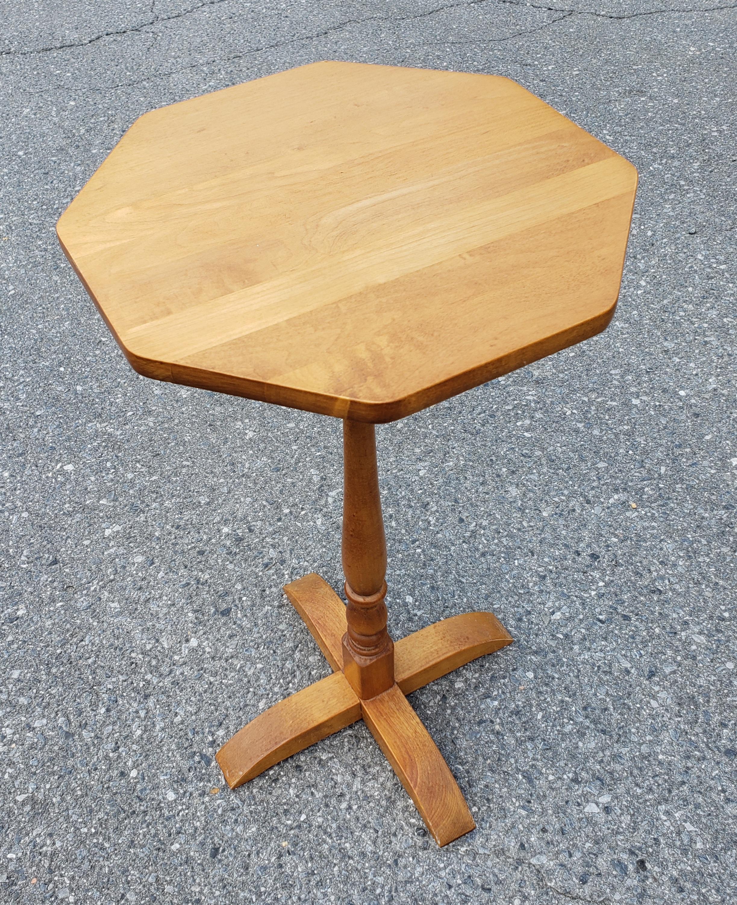 A Cohasset Colonials Octogonal Pedestal Quadpod Maple Lamp Table By Hagerty in great vintage condition. Measures 13