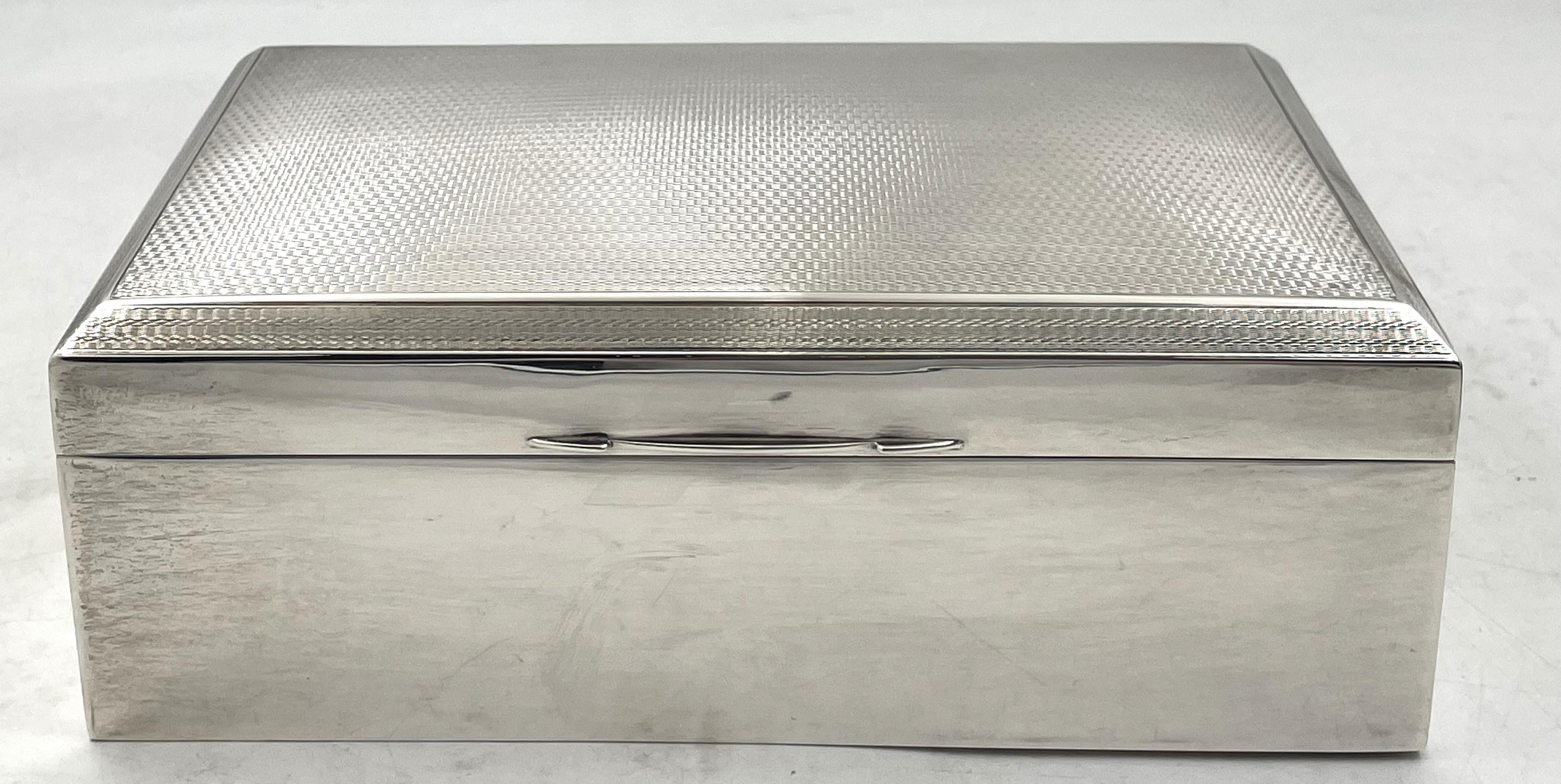 Scatola per sigari o humidor in argento sterling e legno di Albert Cohen & Charles Solomon, realizzata a Woods, in Inghilterra, nel 1918 e in stile Art Déco, con un elegante design geometrico e finemente inciso sulla parte superiore. Misura 9 1/8''