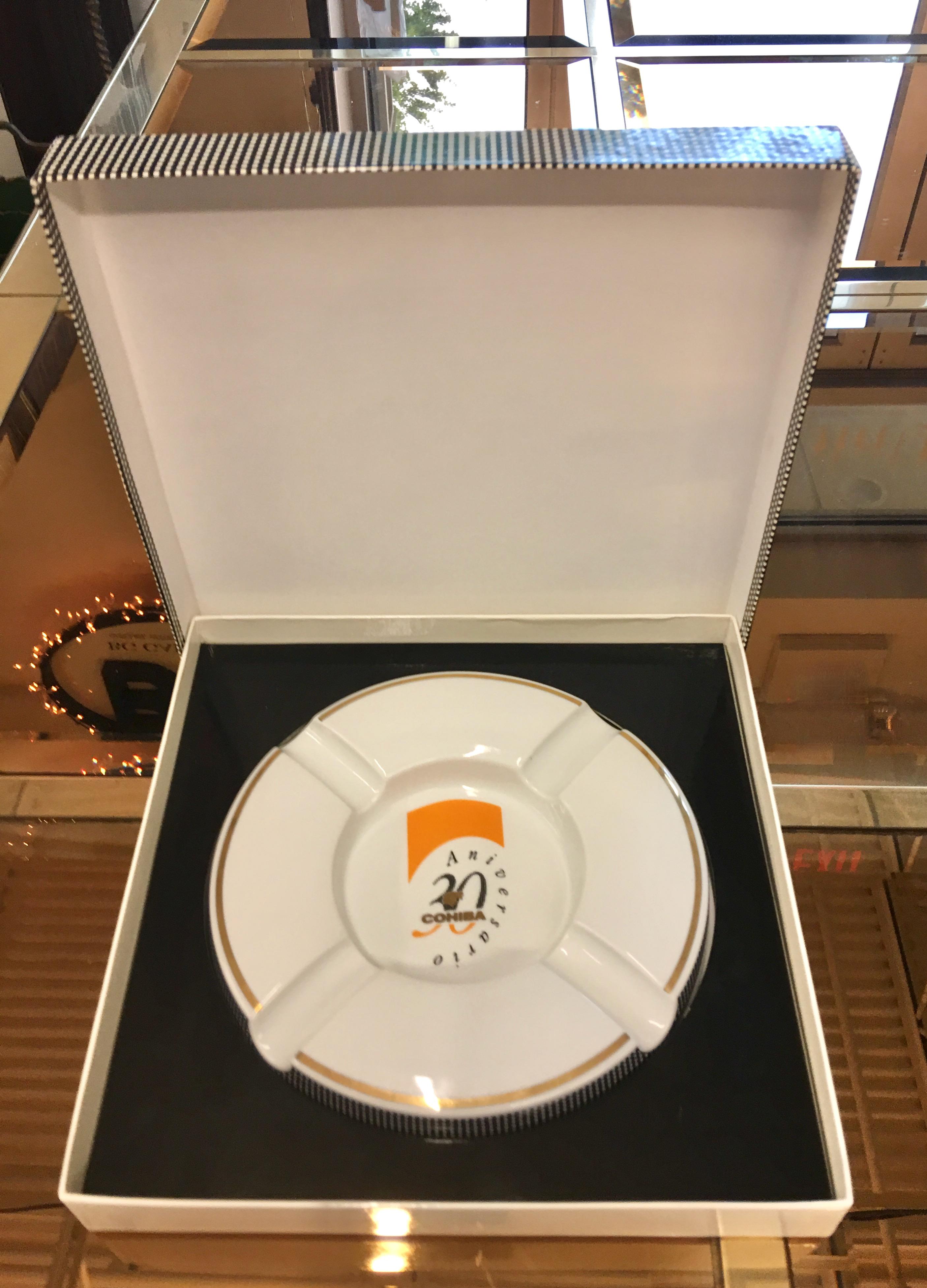 Posacenere per sigari Cohiba Special Edition 30th Anniversary in porcellana con dettagli in oro 14k. 
Prodotto da Porcelanas Bidasoa per la festa del 30° anniversario di Cohiba al Tropicana dell'Avana, nel febbraio 1996.
Include la scatola di