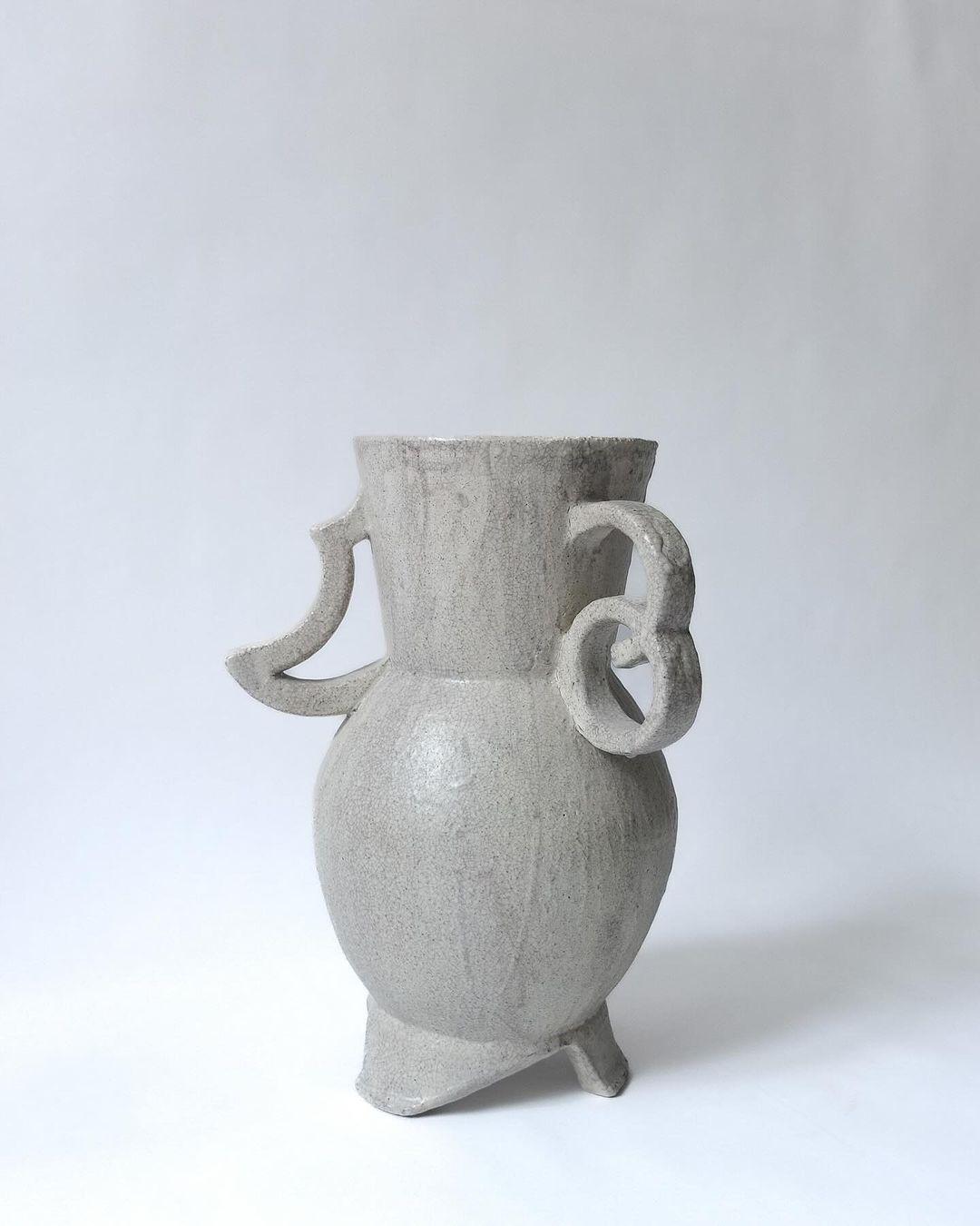 Vase Cohiki Chili par Studio Cúze
Dimensions : D 27 x L 30 x H 39,5 cm
MATERIAL : Argile, engobe blanc, glaçure craquelée.

Chaque pièce est unique.
La taille, la couleur et la forme peuvent varier.

Studio Cúze
Je suis une artiste céramiste
