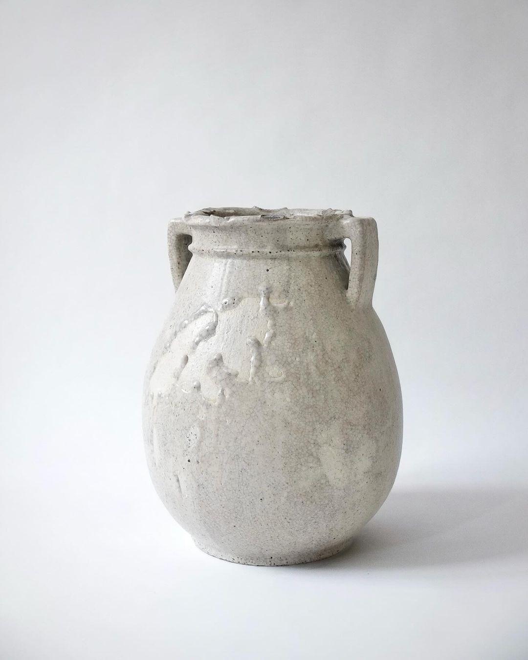 Vase Cohiki par Studio Aúze
Dimensions : D 30 x H 37 cm
MATERIAL : Argile, engobe blanc, glaçure craquelée.

Chaque pièce est unique.
La taille, la couleur et la forme peuvent varier.

Studio Cúze
Je suis une artiste céramiste japonaise basée à