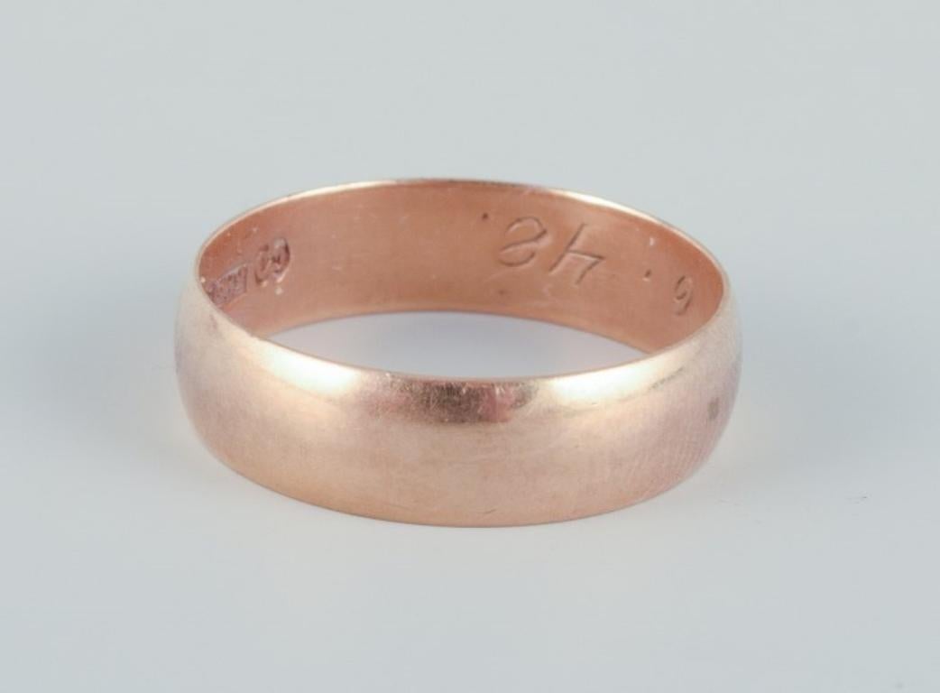 Cohr, Allianzring aus 14 Karat Gold.
Datiert 1948.
Gepunzt. Eingraviert.
In ausgezeichnetem Zustand.
Ringgröße: 19 mm (US-Größe 9).
