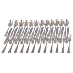 Cohr, orfèvre danois. "Ancien danois". Service de table complet pour douze personnes.