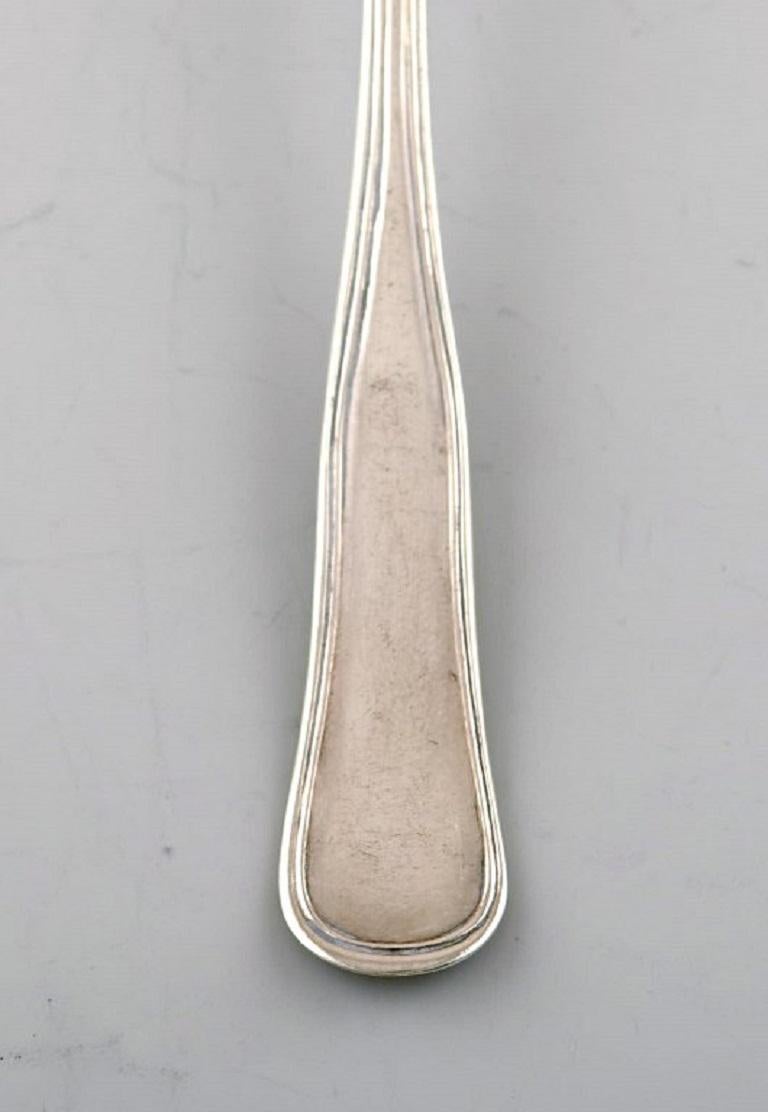 Cohr (Denmark) teaspoon, double rifle cutlery of three-tower silver.
1920 / 30s.
19 teaspoons are available.
Measures: 12 cm.
Stamped: CMC (Carl M. Cohr).
In very good condition.