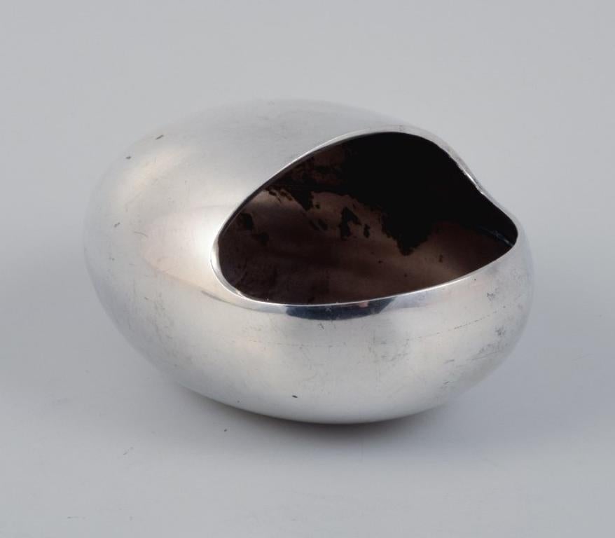Cohr, Danemark, petit bol en acier inoxydable, design danois.
Design/One, années 1970.
Marqué.
En parfait état.
Dimensions : L 10,0 x P 7,5 cm : L 10.0 x P 7.5 cm.
