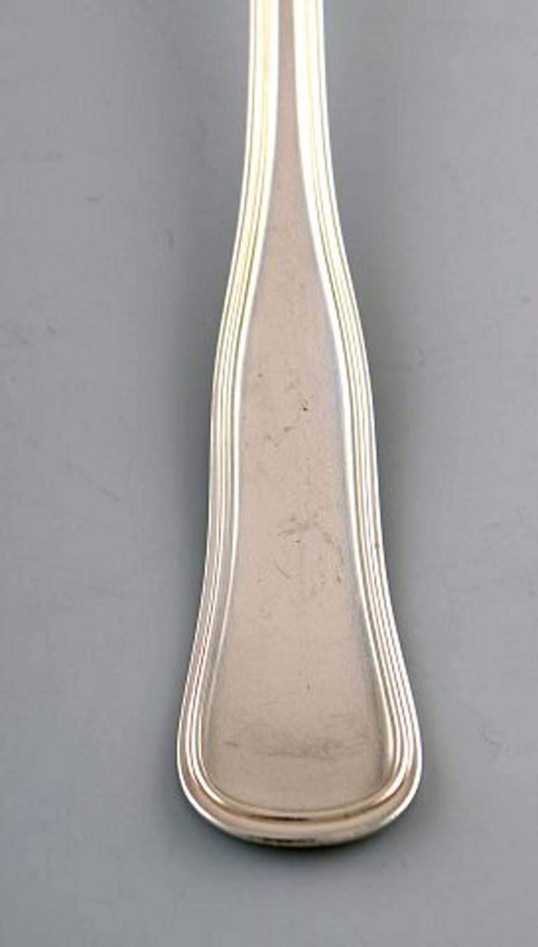 Cohr dessert spoon, Old Danish cutlery in silver. 1950s.
11 pieces in stock.
Measures 17.5 cm.
Stamped: COHR.
In very good condition.