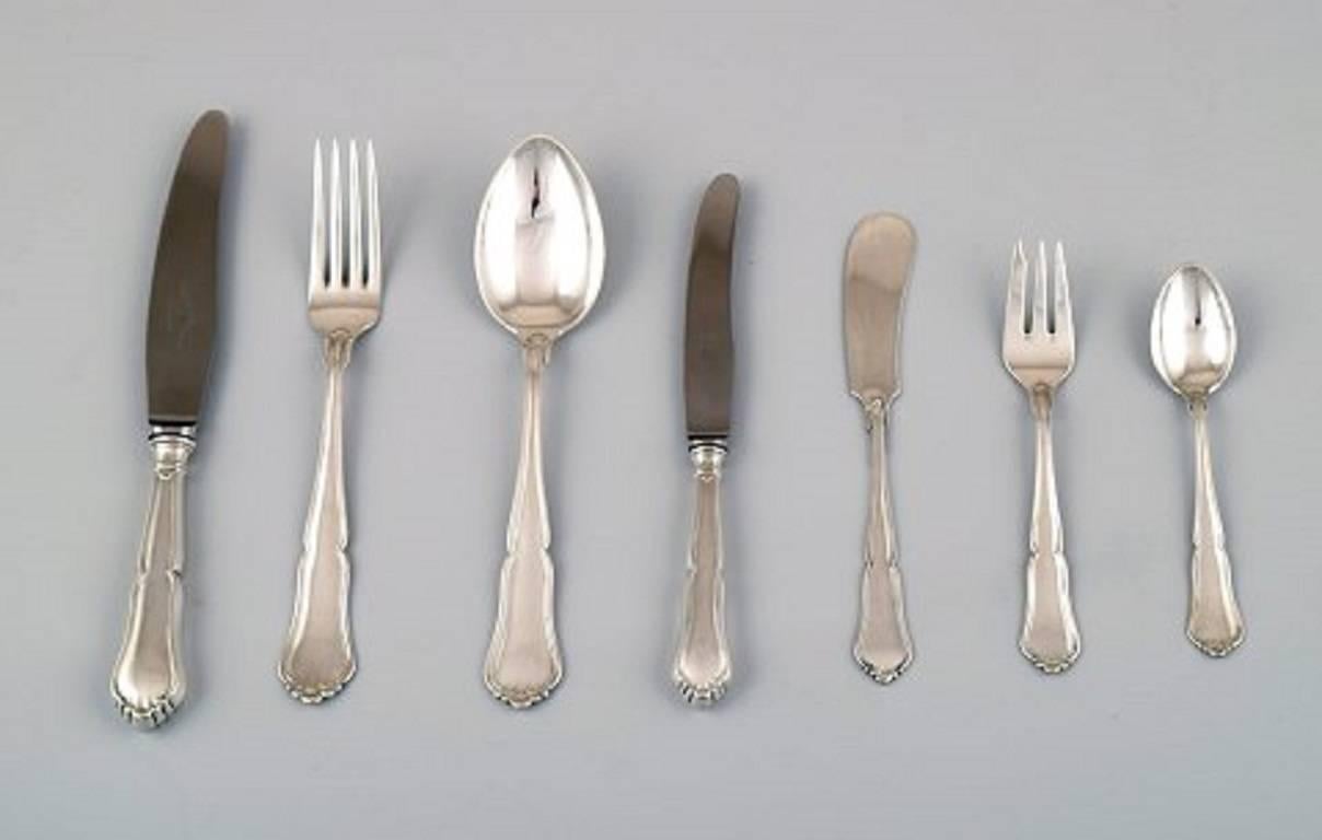 Cohr Herregaard silver cutlery, three towers, Denmark.
Complete silver service for six p.
A total of 35 parts.
Six knife / fork / dessert spoons / cake forks / coffee spoons. Two fruit knives and three butter knives.
Knife measures 21