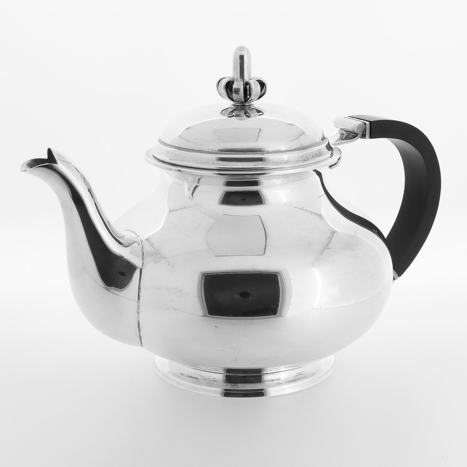 Antigua tetera escandinava moderna de plata. 

En plata de ley.

Por Cohr.

Con un asa de madera de ébano y un remate en forma de píldora en la tapa. 

Totalmente marcado en la base.

Sencillamente, ¡una maravillosa tetera moderna